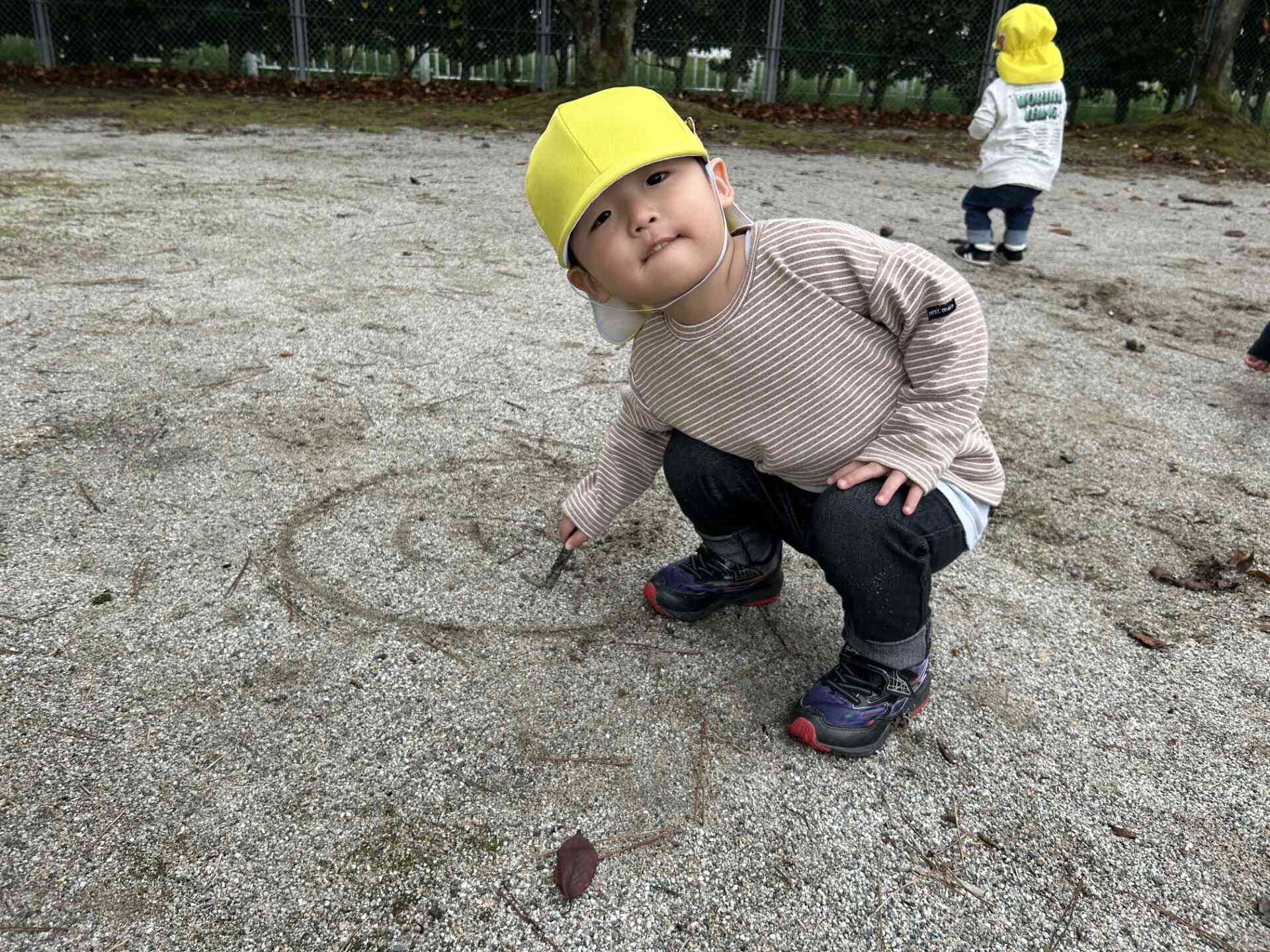 枝で地面にお絵描き♪