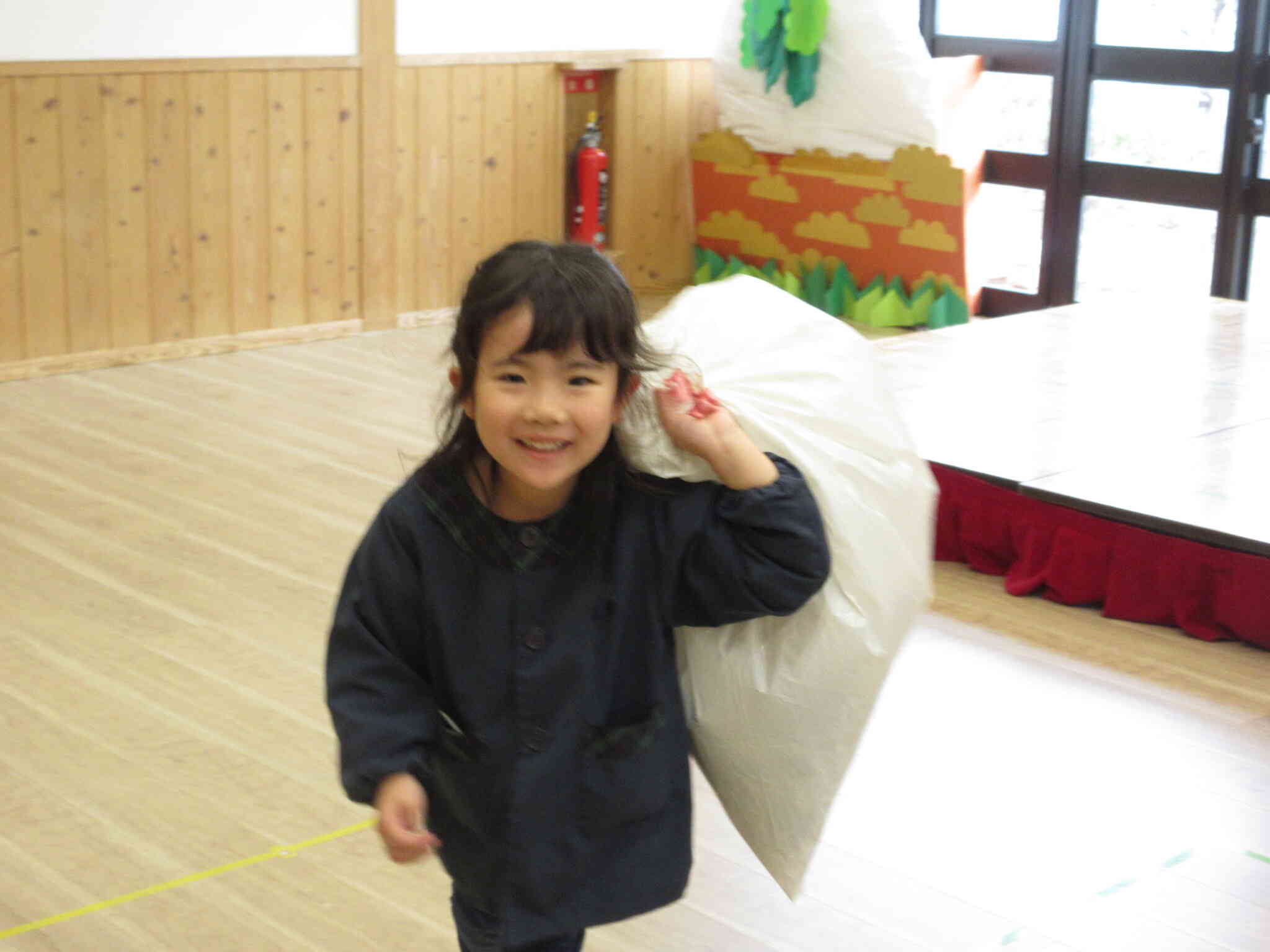 袋に新聞を詰めて、サンクロースの袋にしたよ★