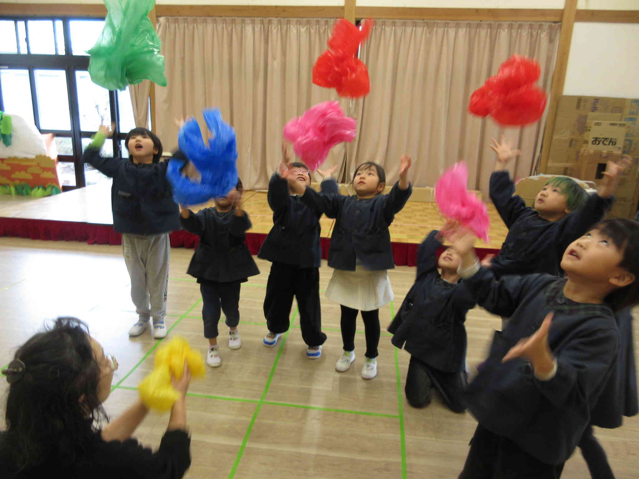カラーポリ袋で遊ぼう