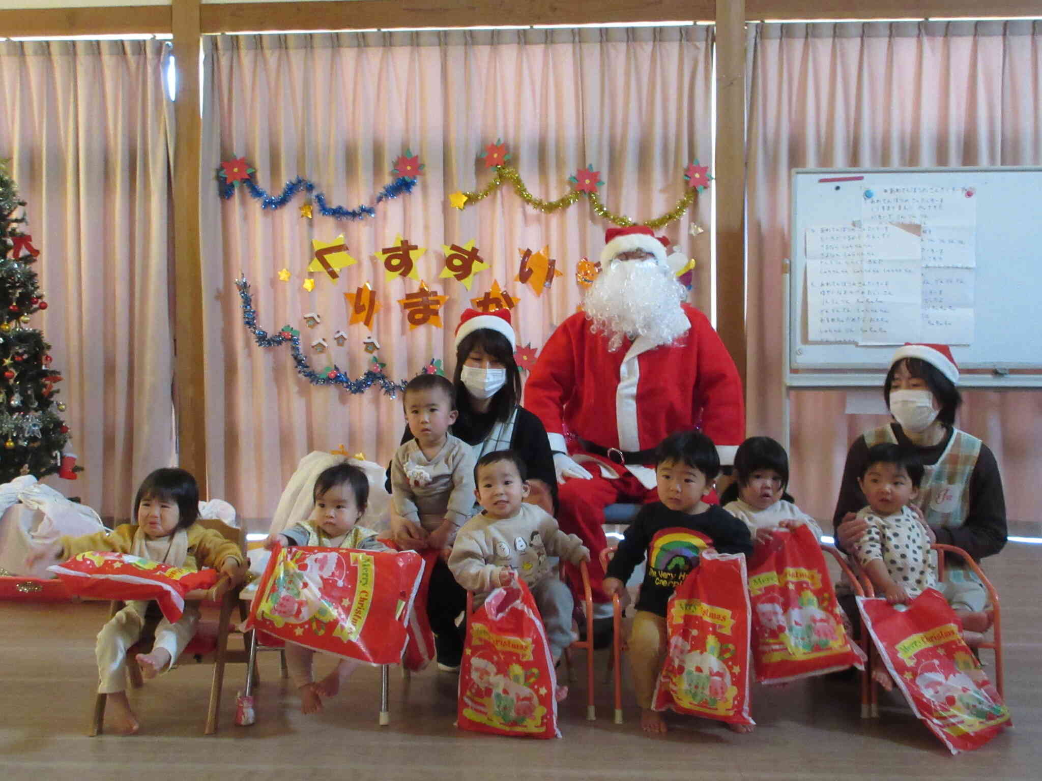 はじめてのクリスマス会のお友達も。サンタさんとハイ、チーズ！