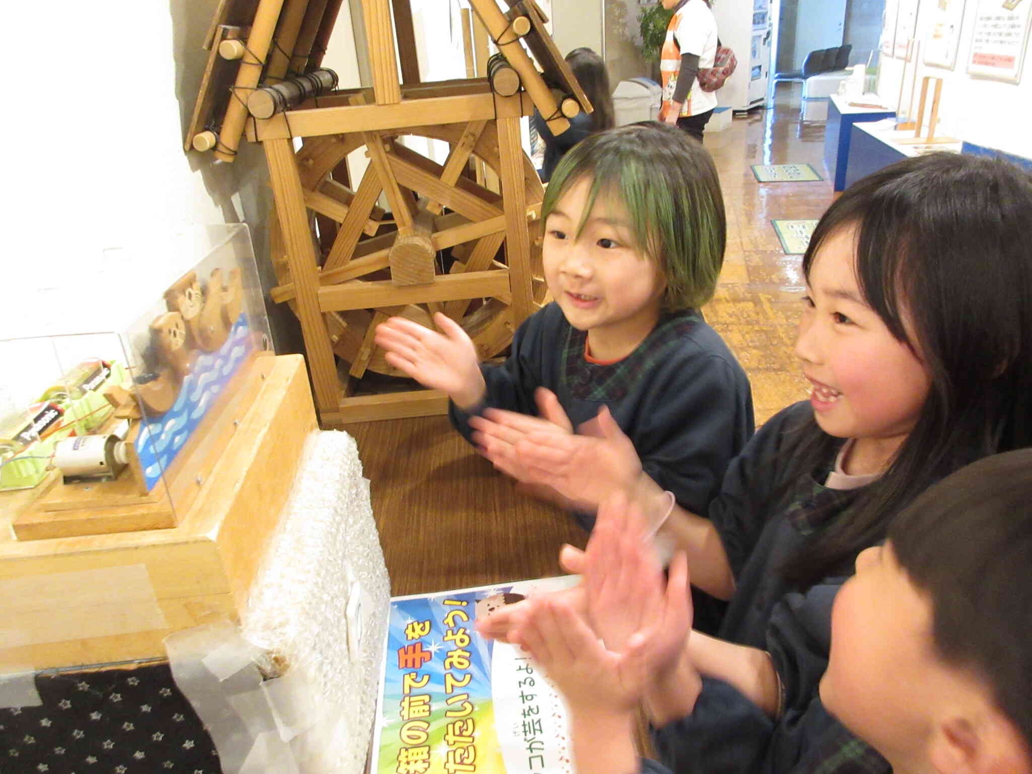 実験コーナー。大きな拍手が聞こえると反応してくれるラッコ！