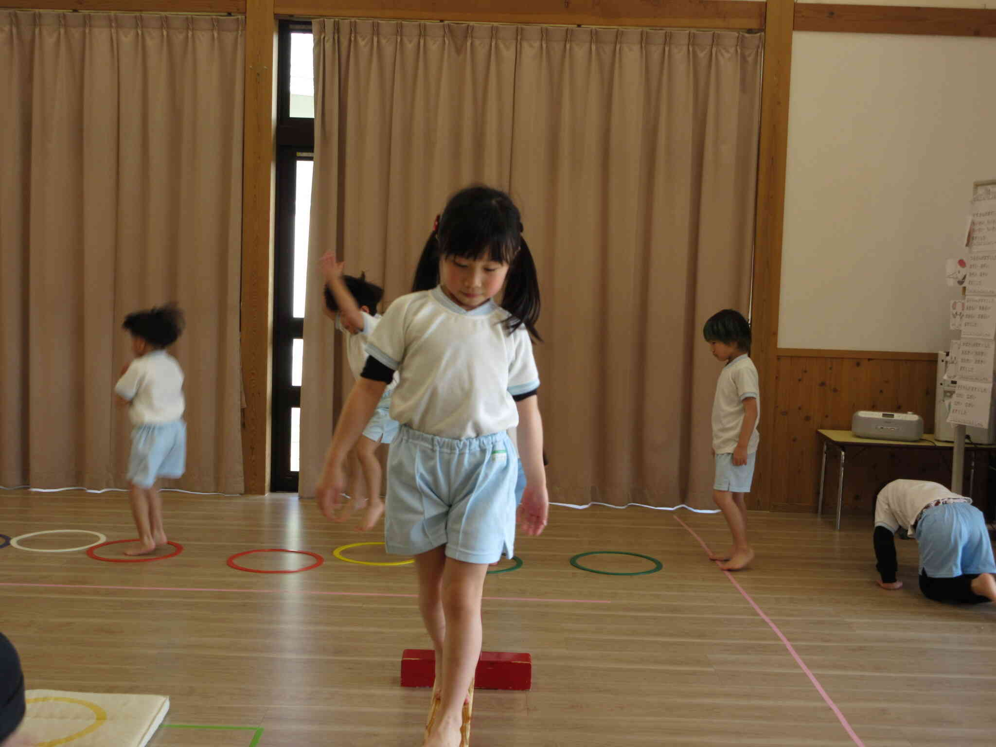 平均台は後ろ向きに歩くよ