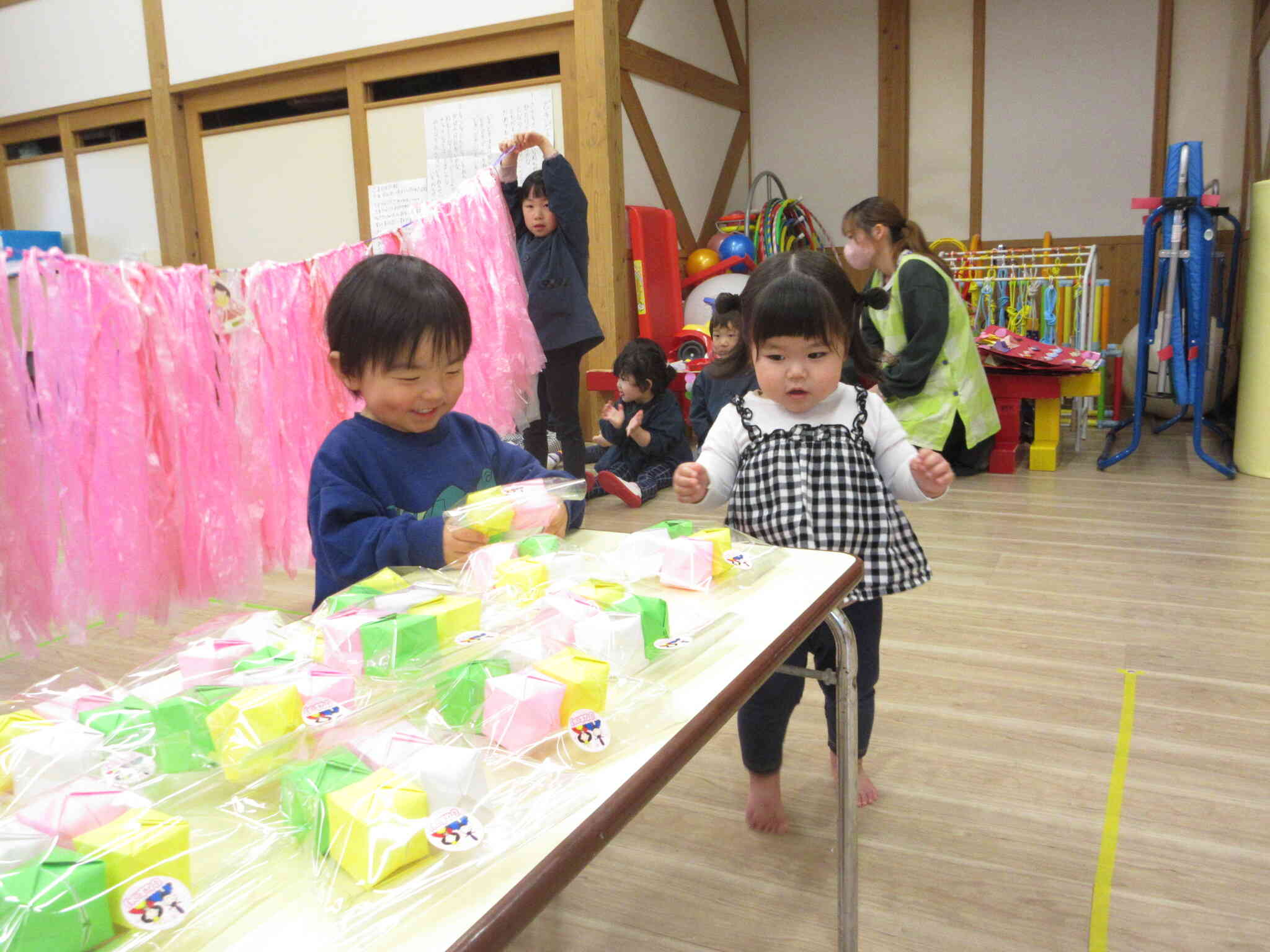 「ひなあられを取りに行こう」(０・１歳児）