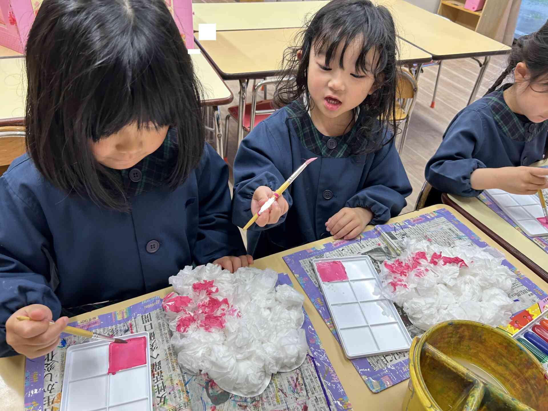 初めての絵具にわくわく♪