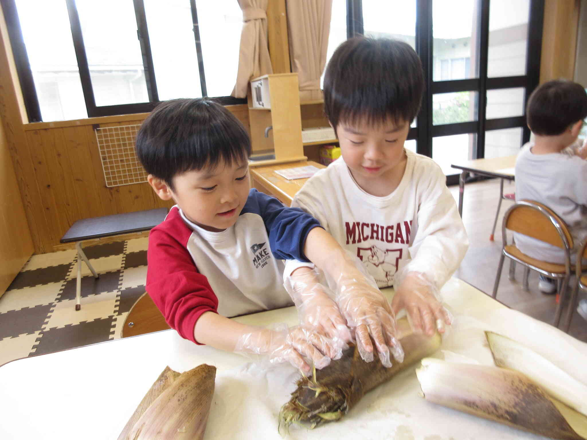 【食育活動】たけのこの皮むき