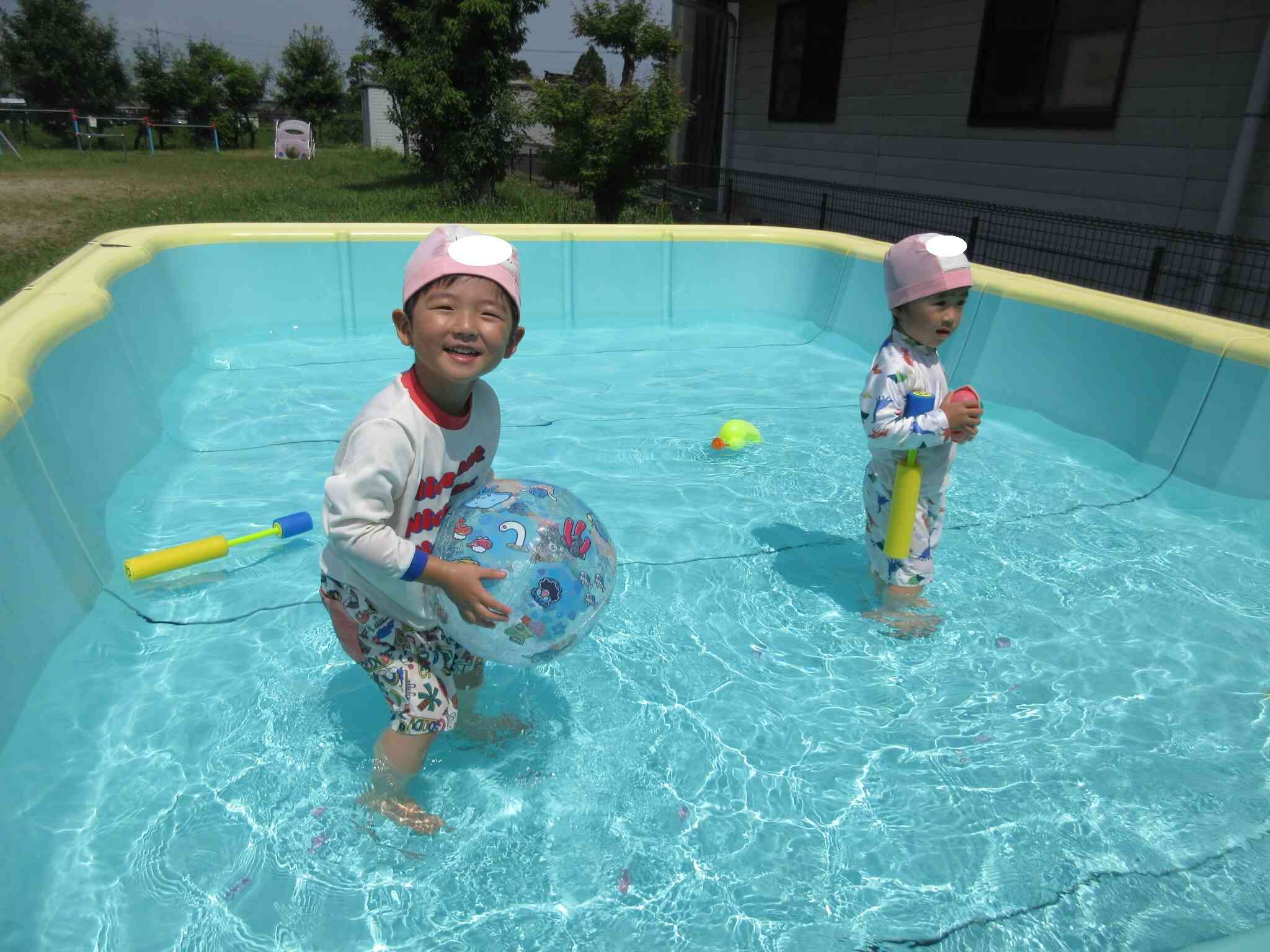 水遊び楽しいね！（２歳児）