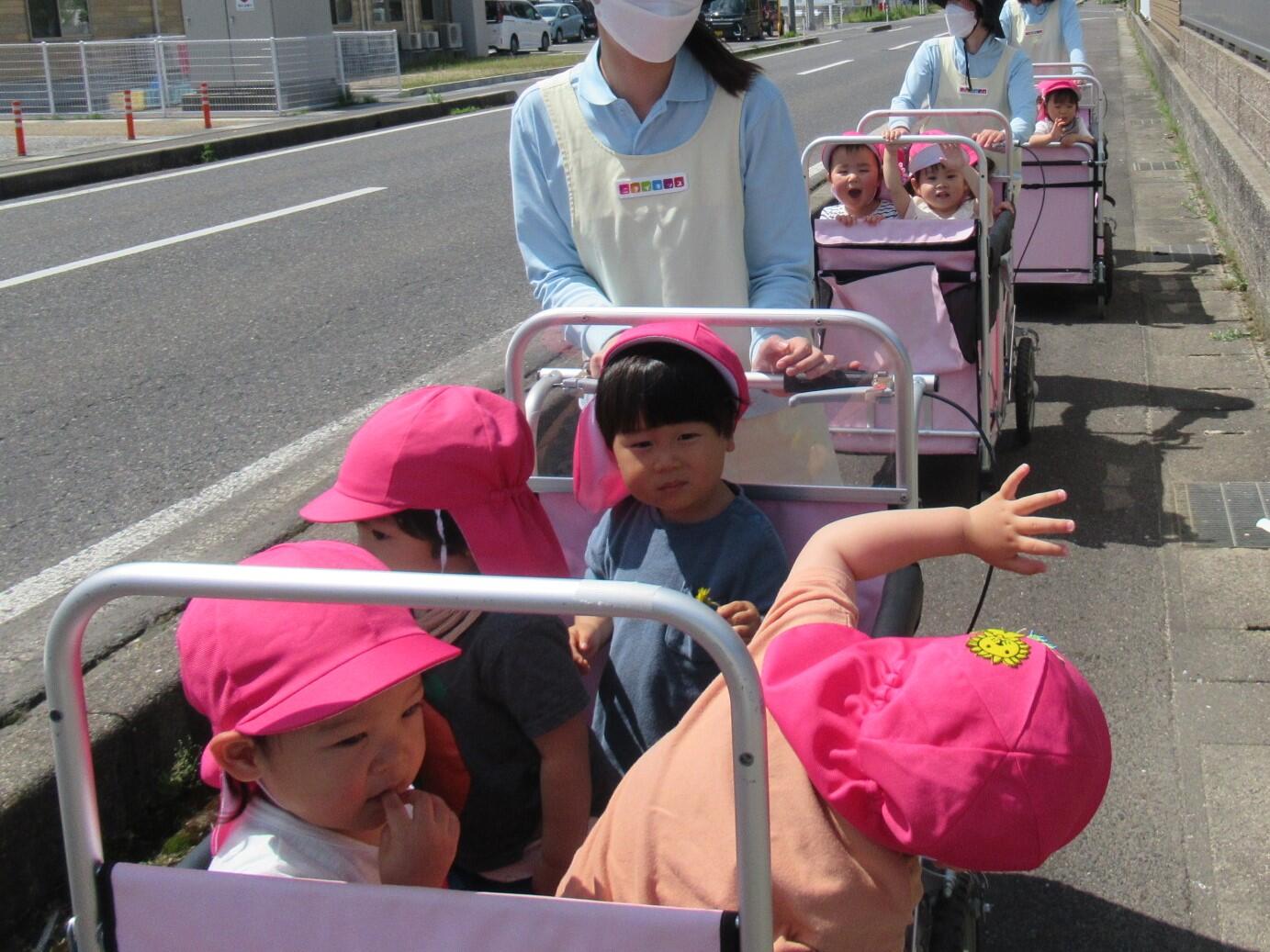 「やっほー！」とお友だちに手を振るＪ君です。
