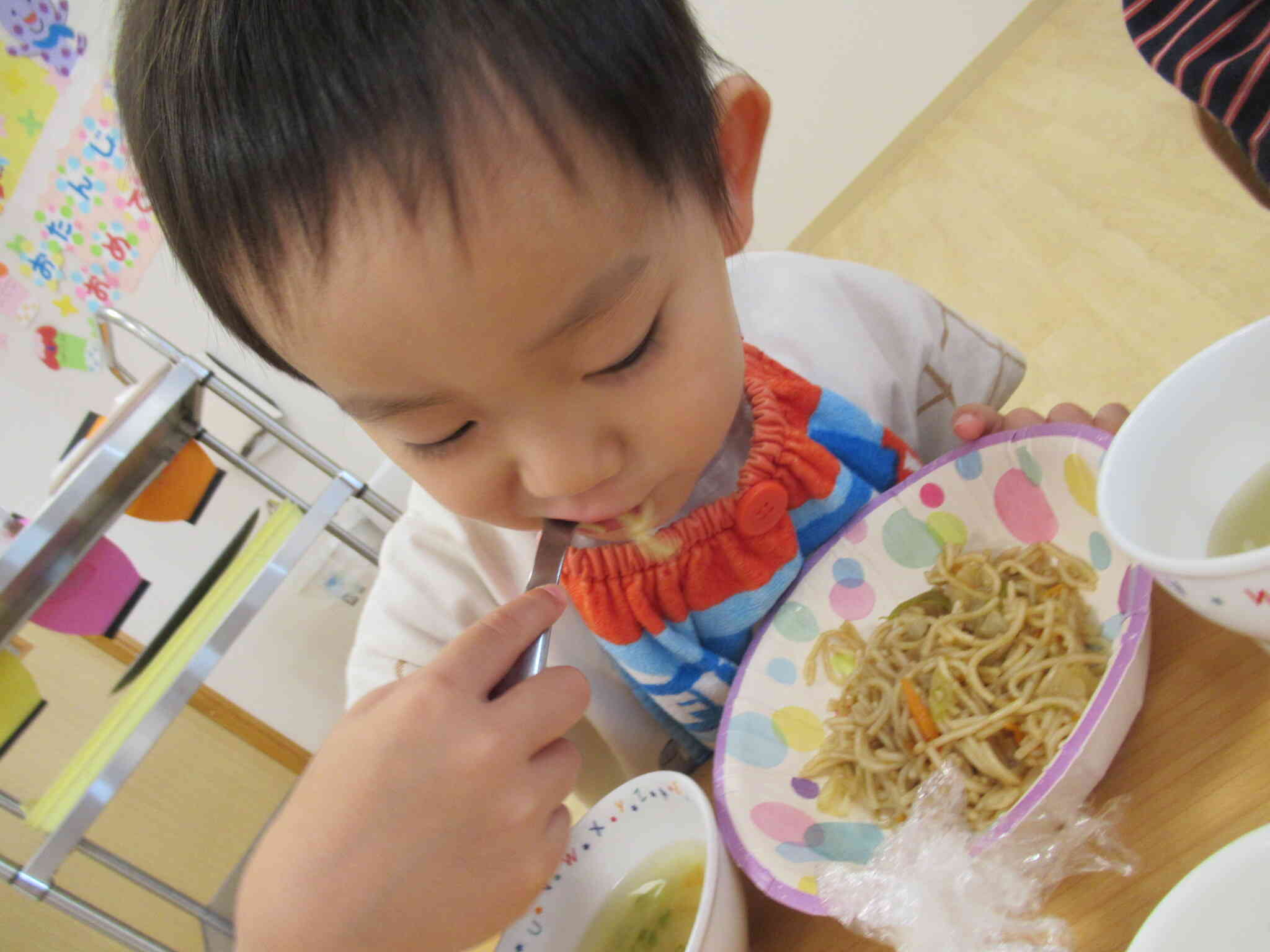 「美味しいね♪」パクパク食べるRくん。