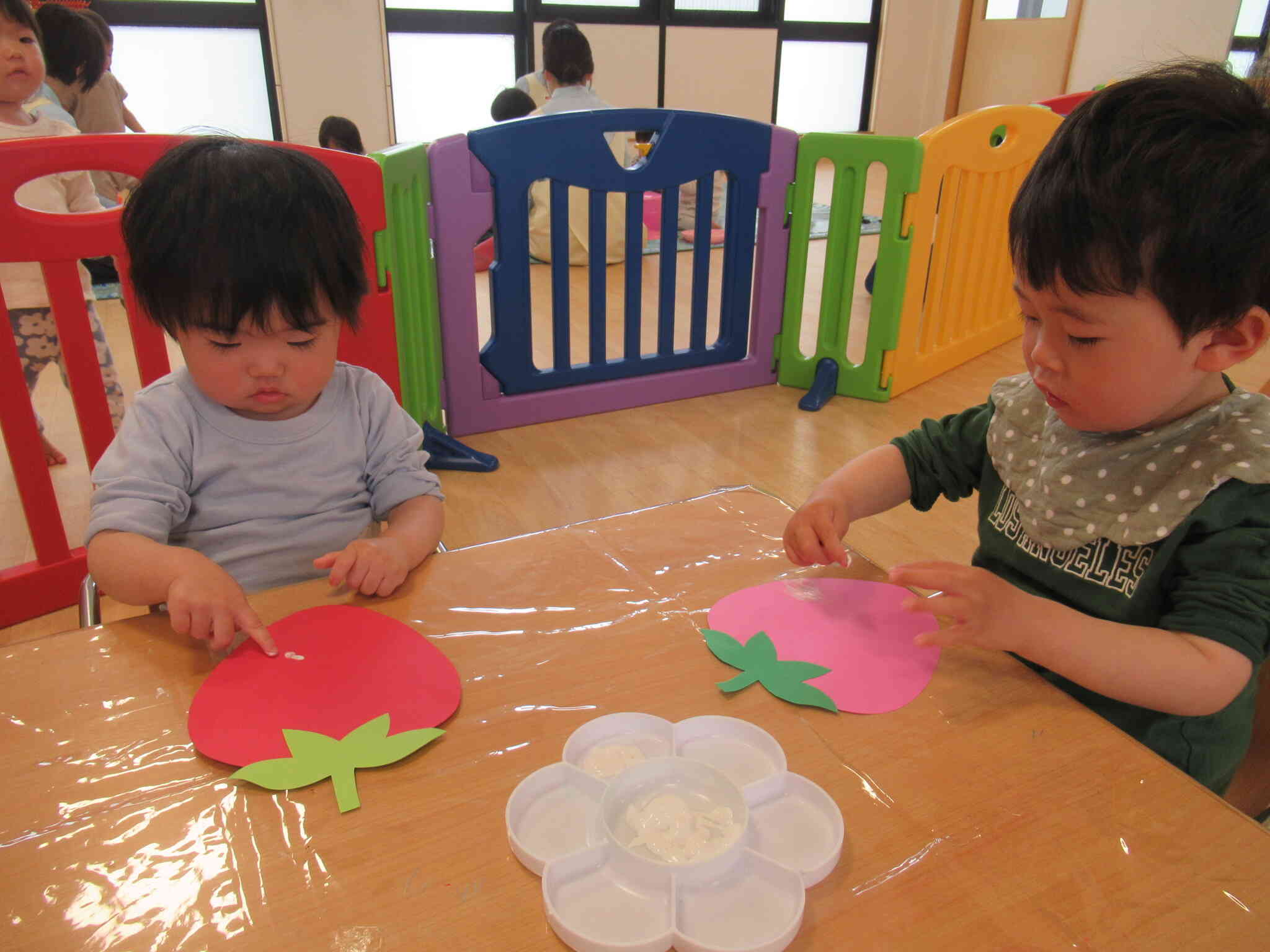 指スタンプでポンポン♪いちごの製作をしたよ(1歳児・あひる組)