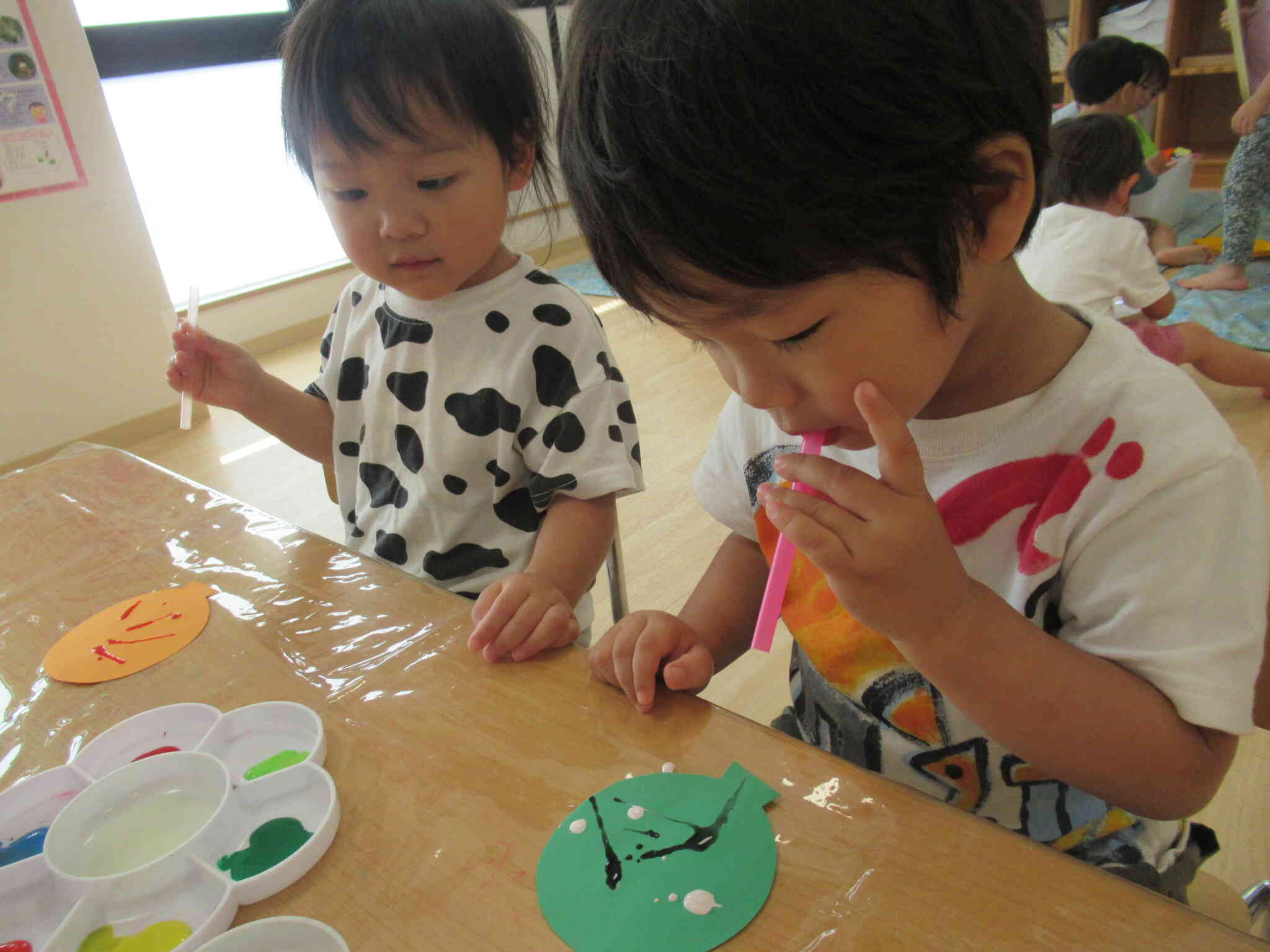 吹き絵をしてかわいいヨーヨーを作ったよ～うさぎ組・2歳児～