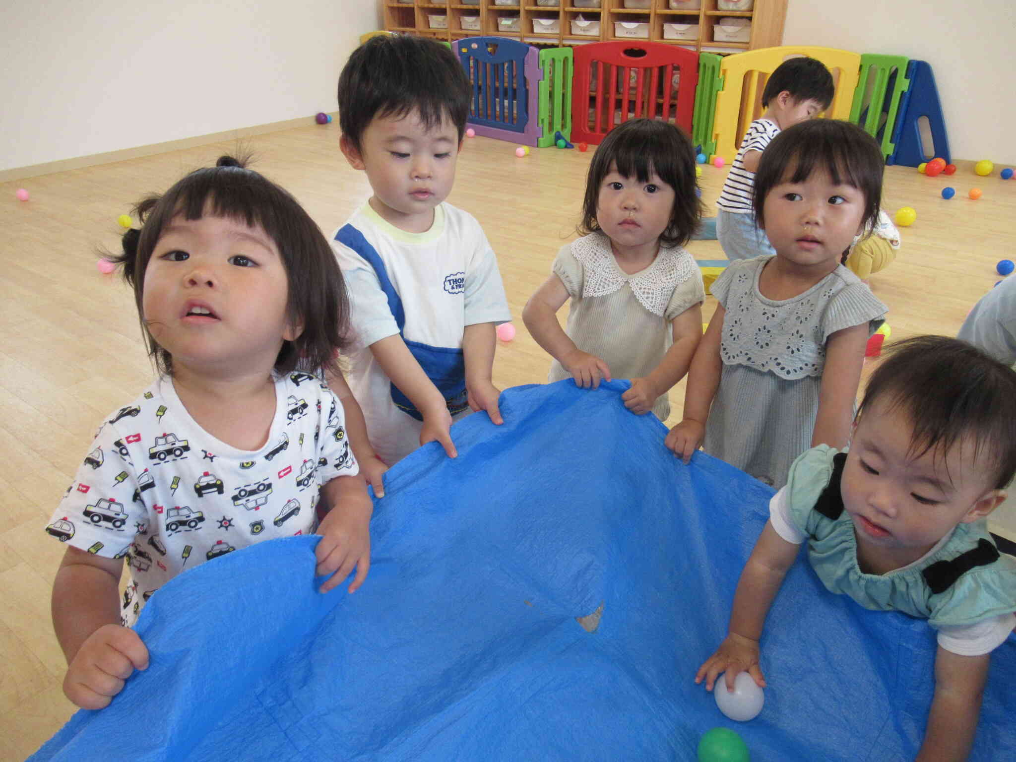 ボールあそび、楽しいな♬（あひるぐみ～1歳児～）