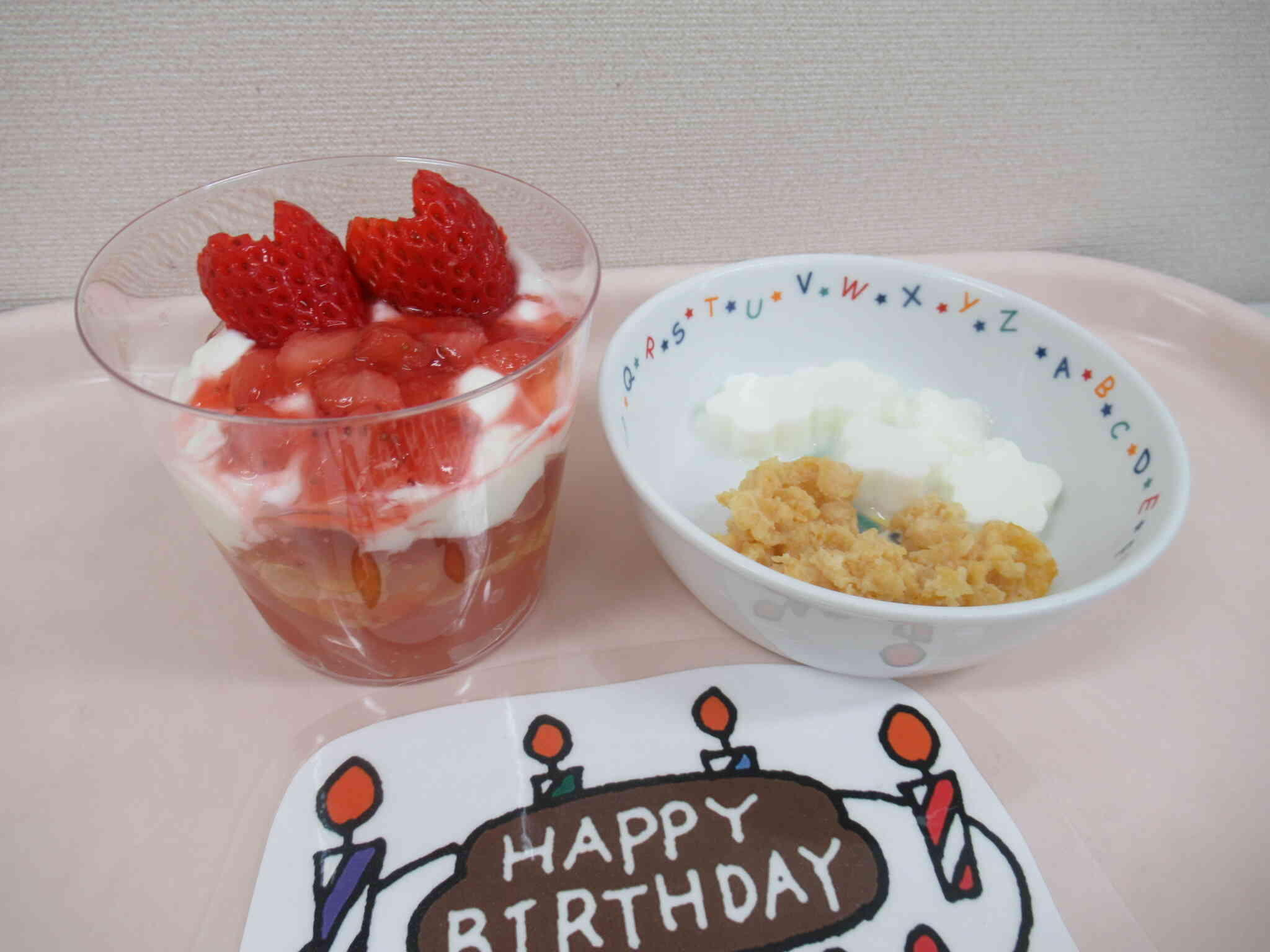ハッピーバースデーいちごパフェ