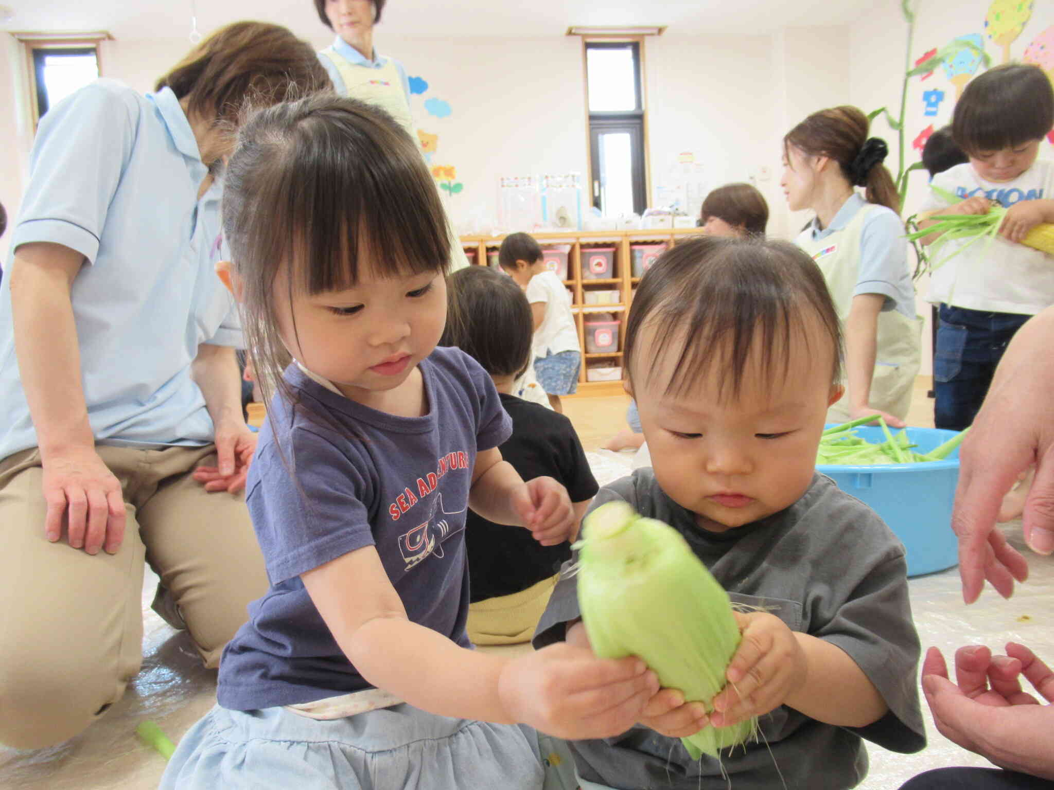 とうもろこしの皮むきをしたよ♬～食育活動～