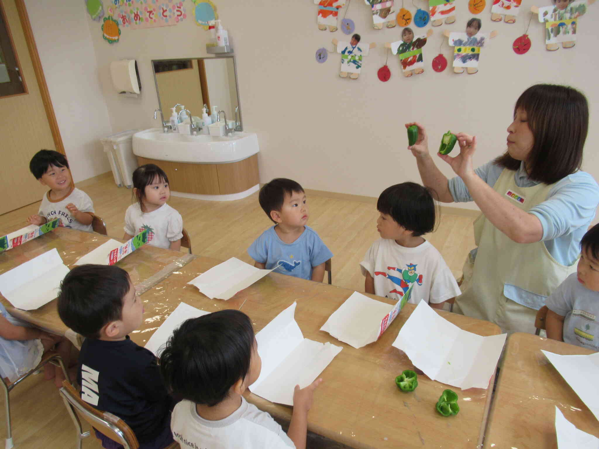 夏野菜のおなかをみてみよう！！～うさぎ組・2歳児～