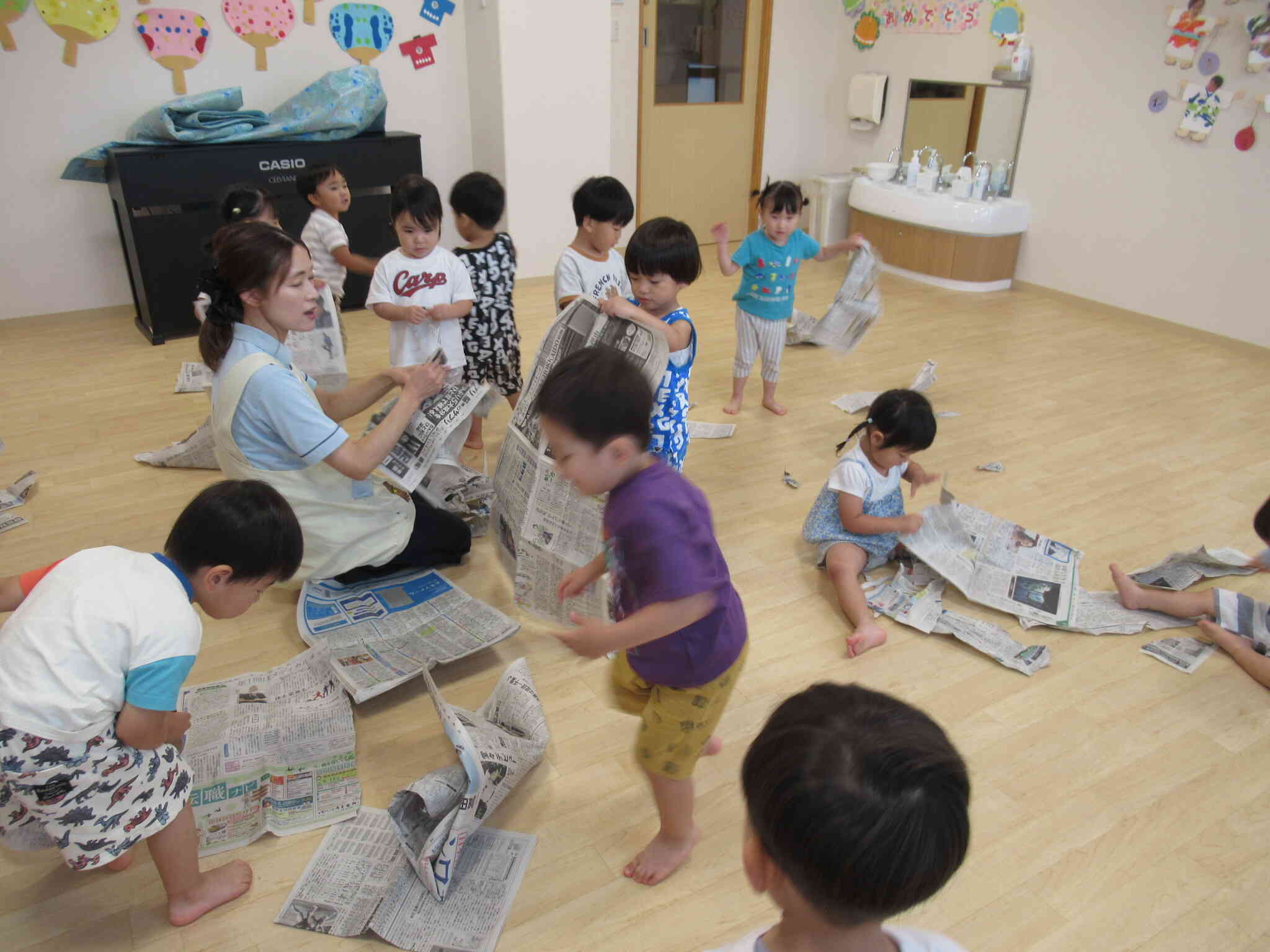 新聞紙であそんだよ～うさぎ組・2歳児～