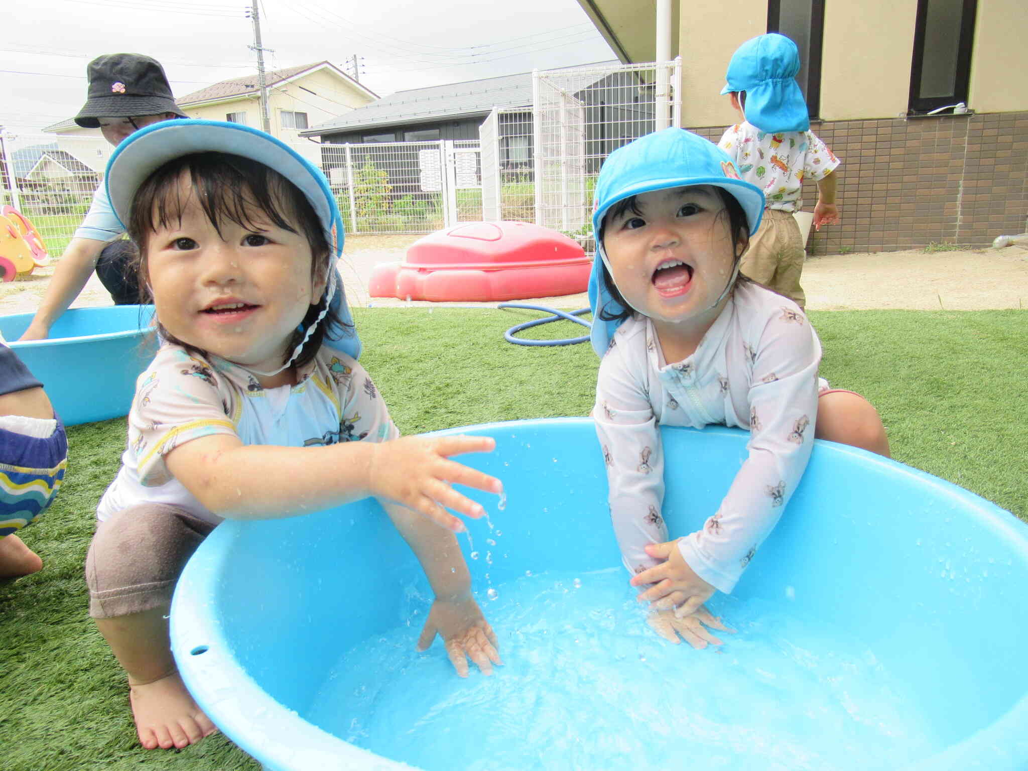 今年初めてのみずあそび！！（あひるぐみ～1歳児～）