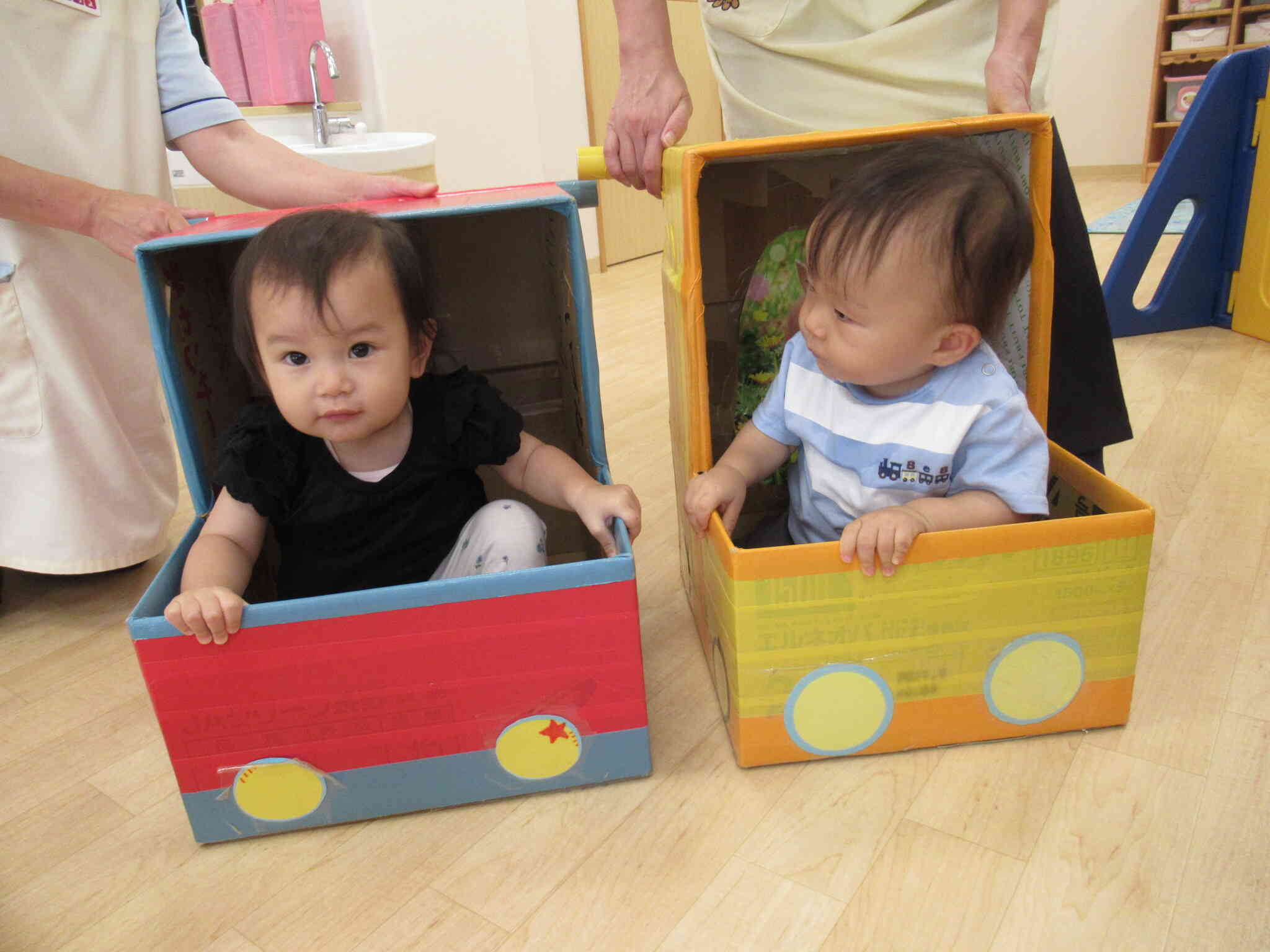ドライブ気分を楽しんだよ。（ひよこ組・0歳児）
