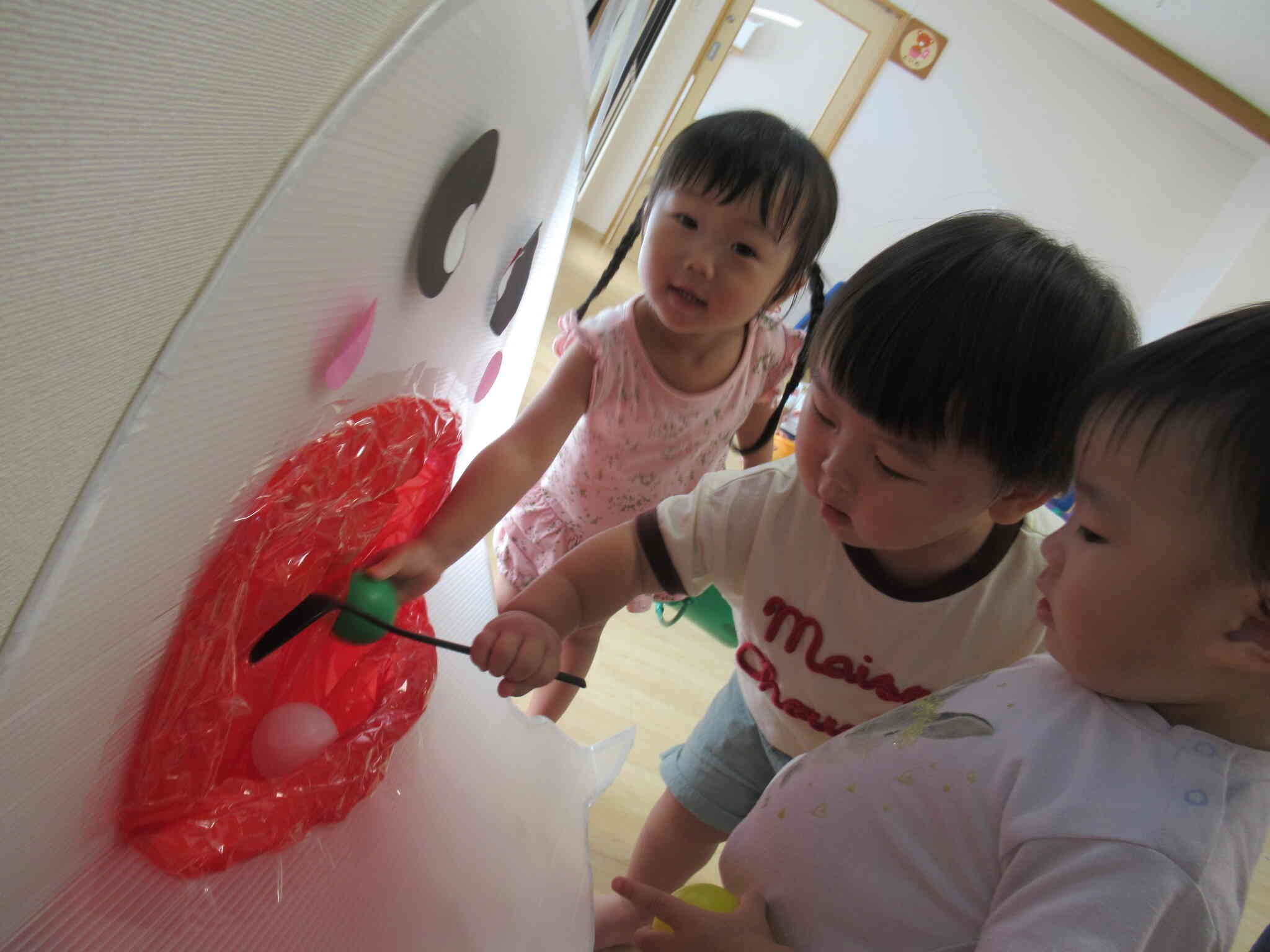 カラーボールで遊んだよ♬（1歳児・あひる組）