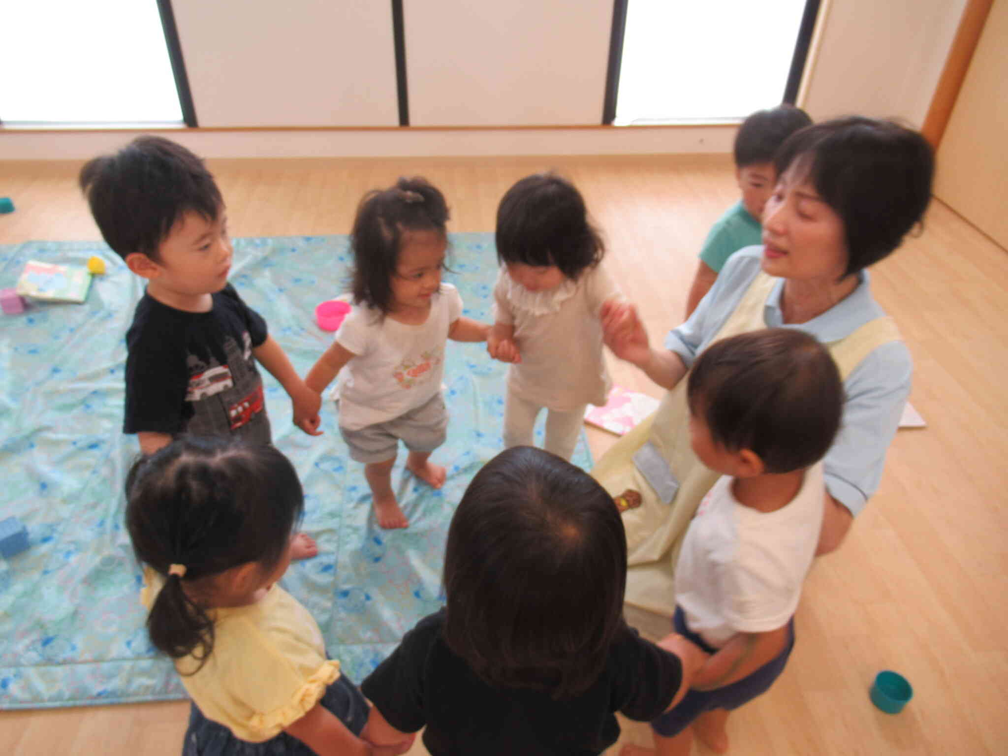 みんなで手をつなごう！（1歳児）
