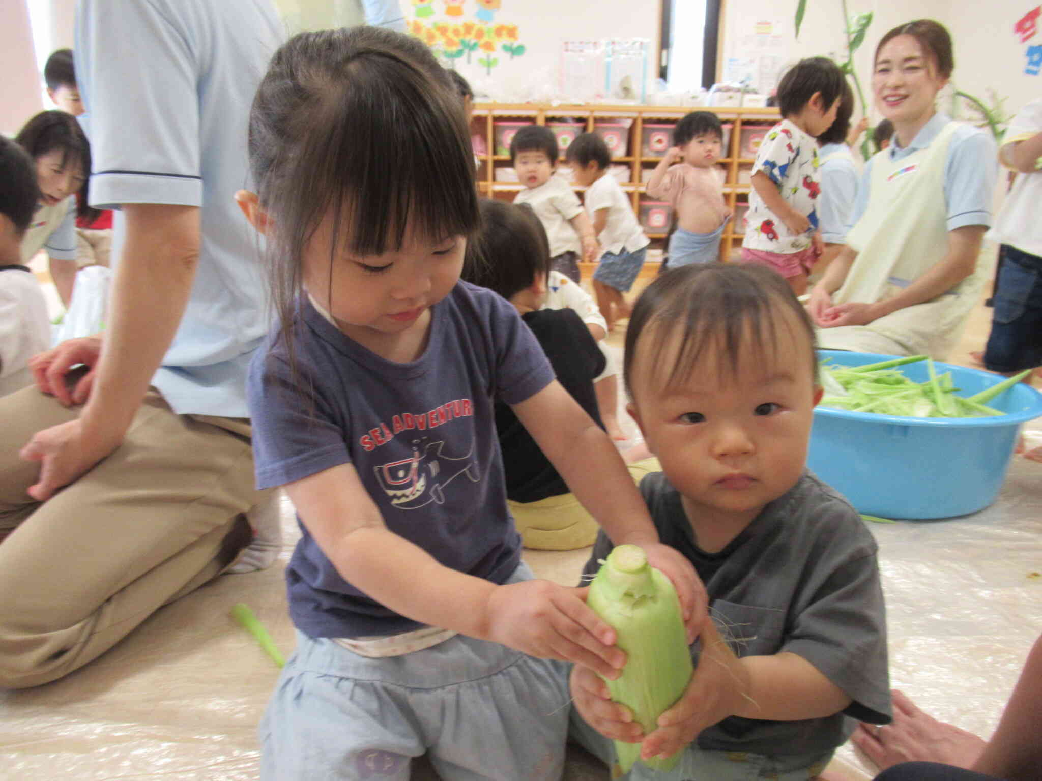 とうもろこしの皮むき（0～2歳児）