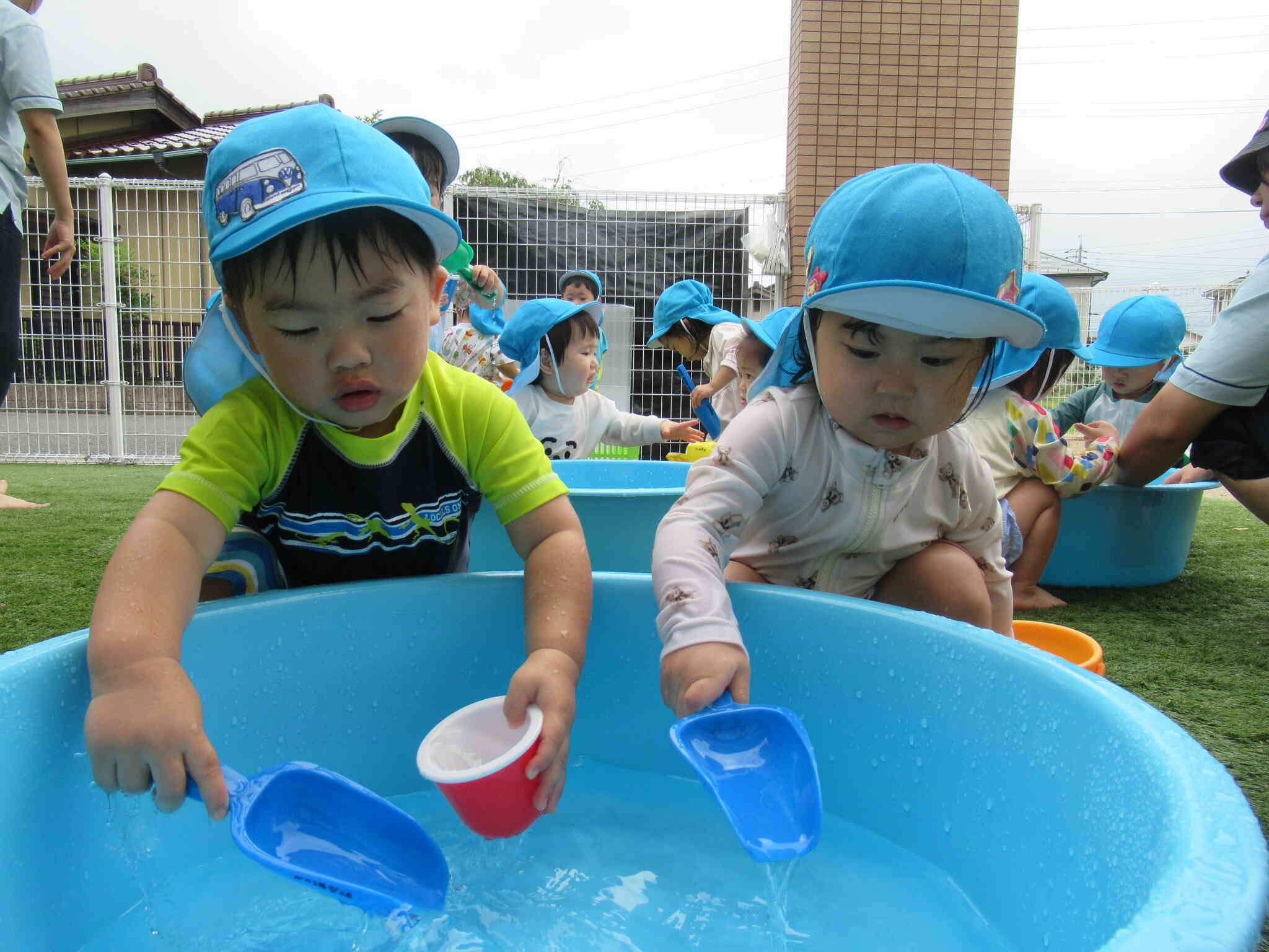 みずあそびおもしろいな♪（1歳児）