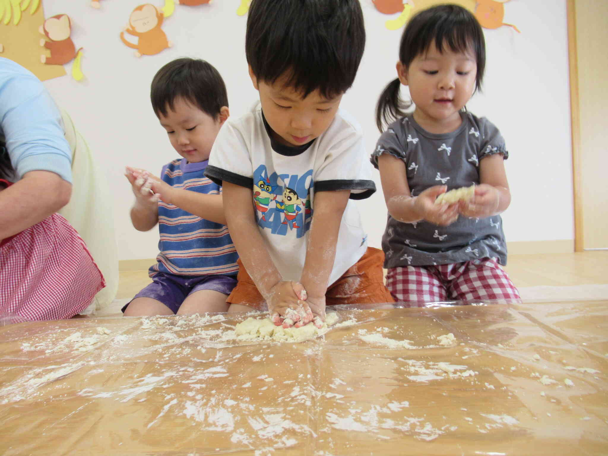 小麦粉粘土を作ったよ♪～うさぎ組・2歳児～