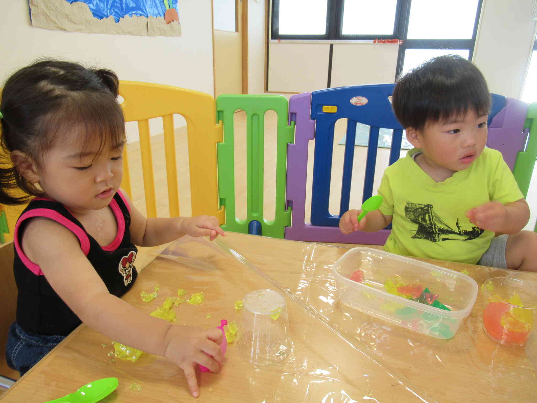 つめたくて、プルプルしてるよ！（あひるぐみ～1歳児～）