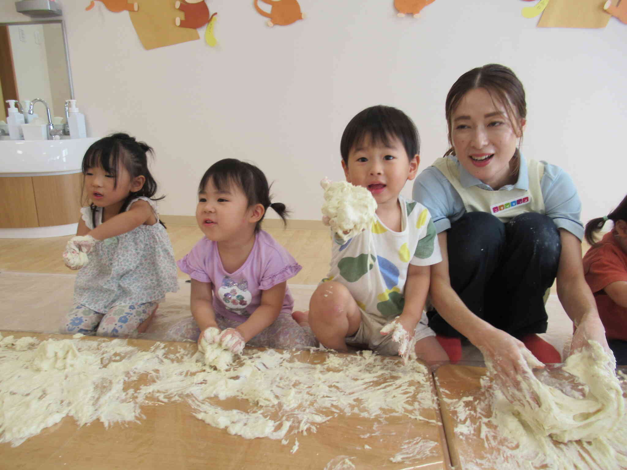 みんなで小麦粉粘土（2歳児）