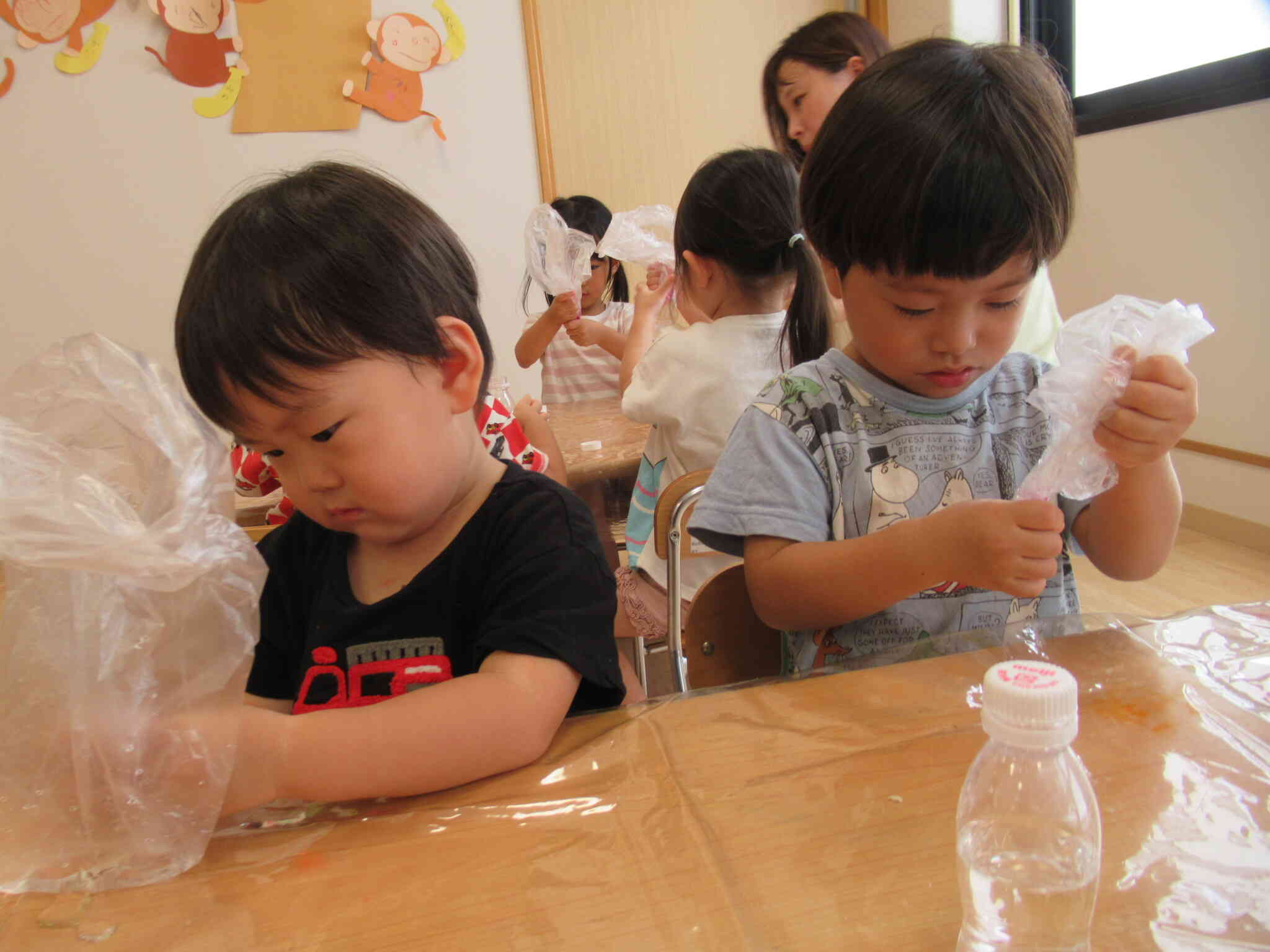 朝顔で色水を作っちゃお～うさぎ組・2歳児～