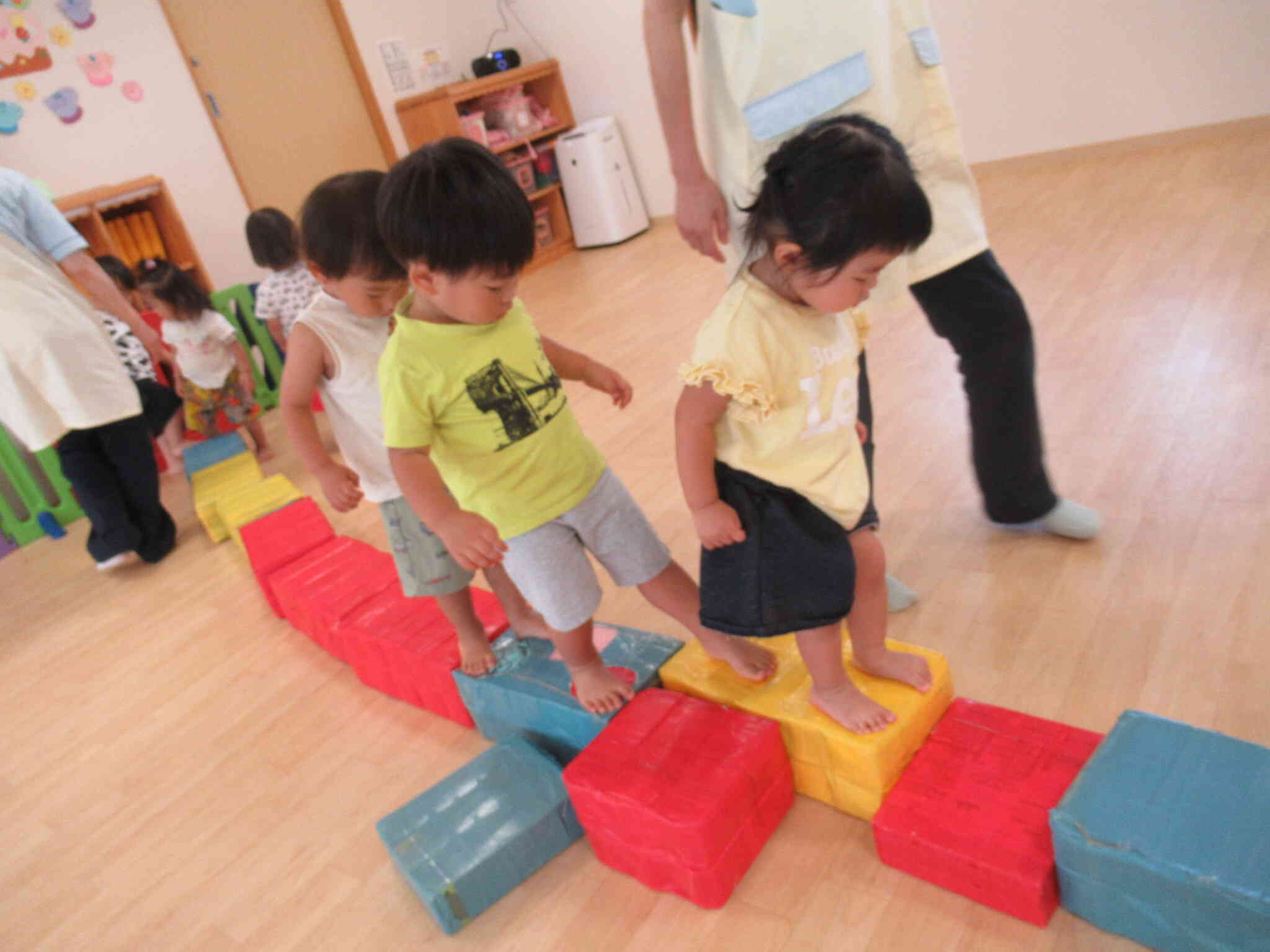 大型積み木で遊んだよ（あひるぐみ～1歳児～）