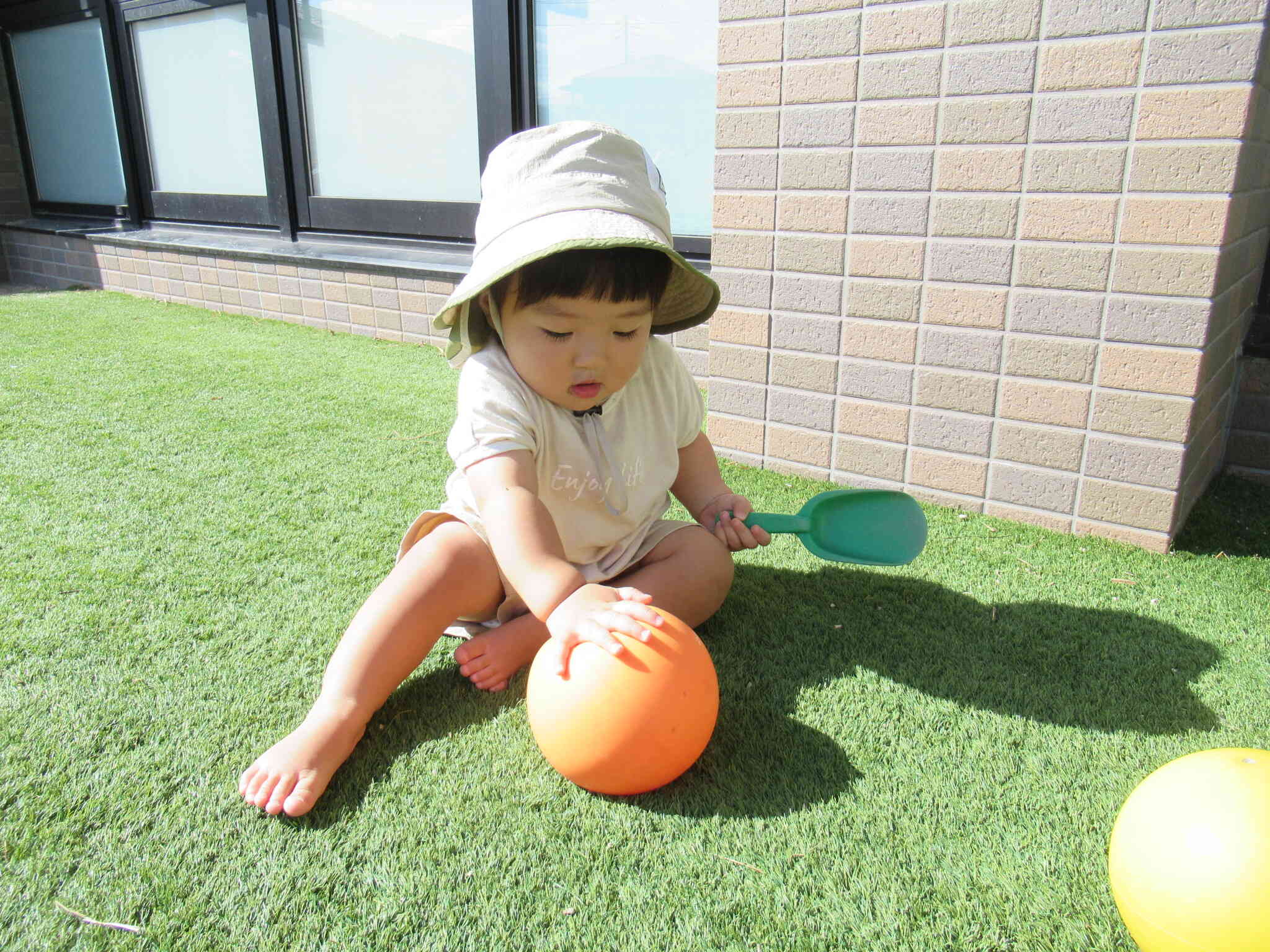 グイグイ押して、ボールがへこむの楽しいよ。