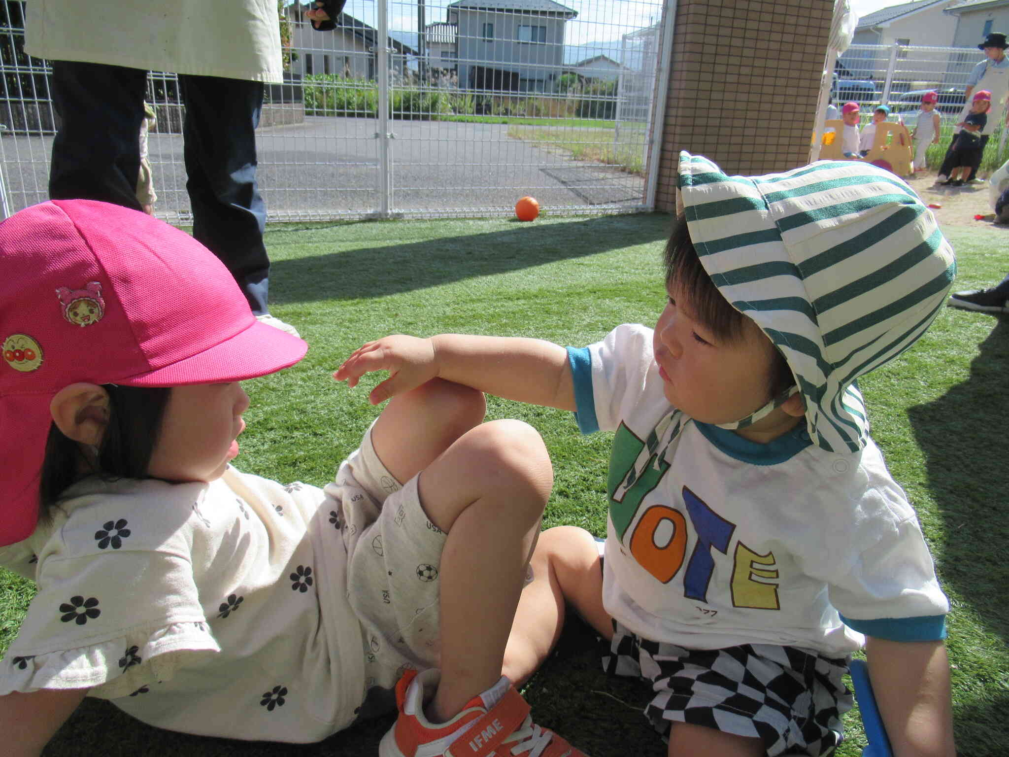 園庭で遊ぶの楽しいね！（ひよこ組）
