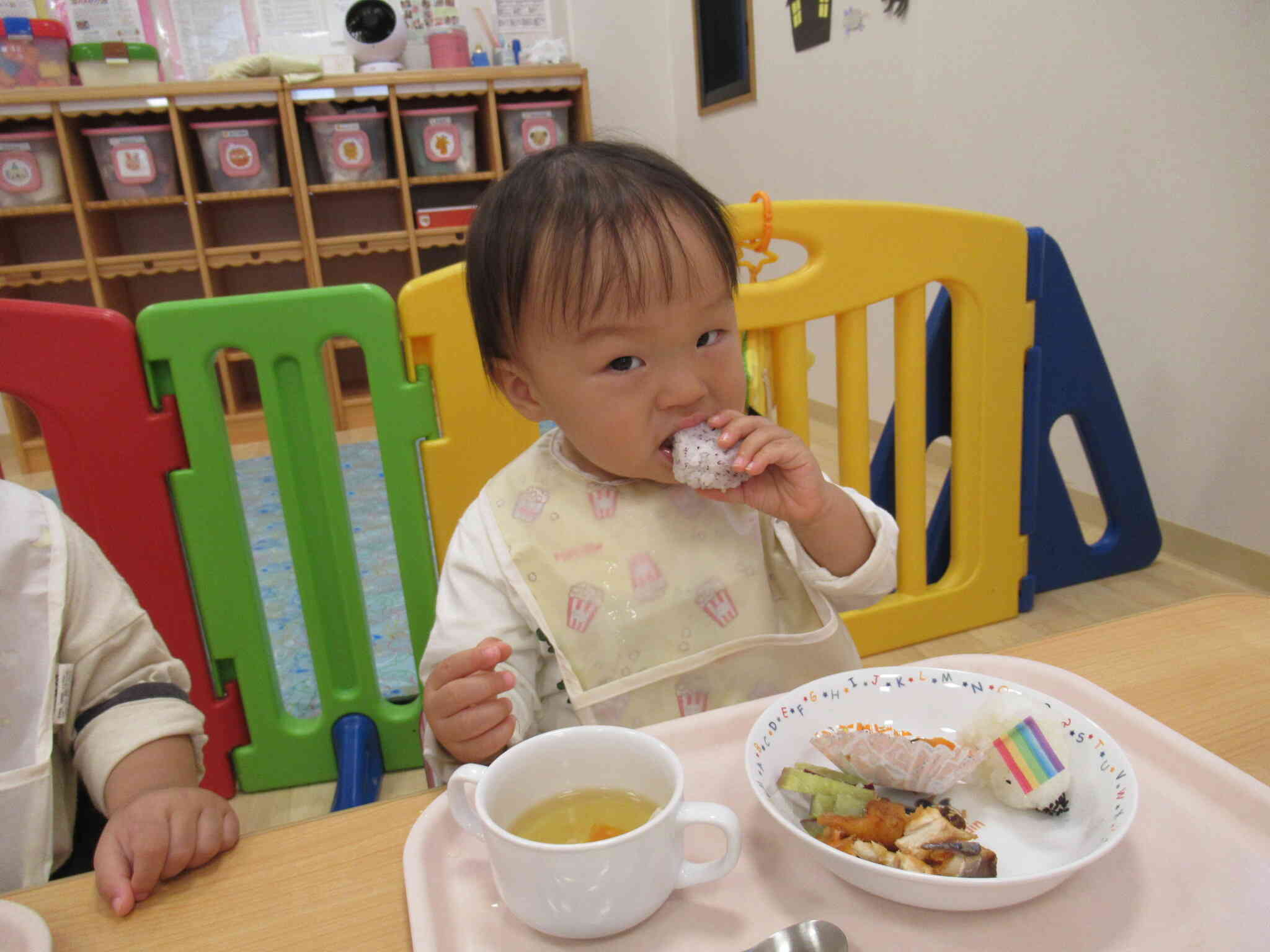 もぐもぐおいしいね♪（ひよこ組）