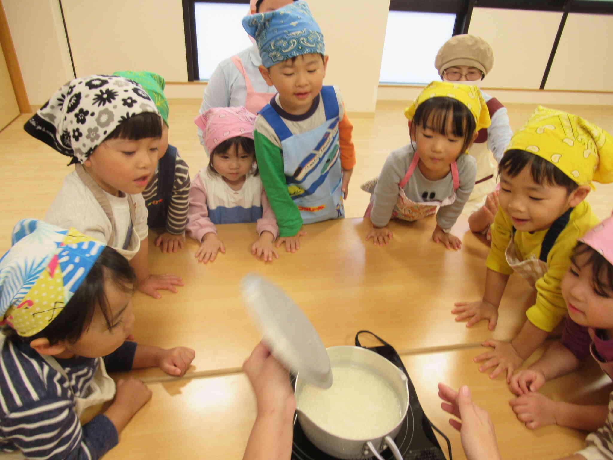 和食の日～お鍋でご飯を炊いたよ！～うさぎ組・2歳児