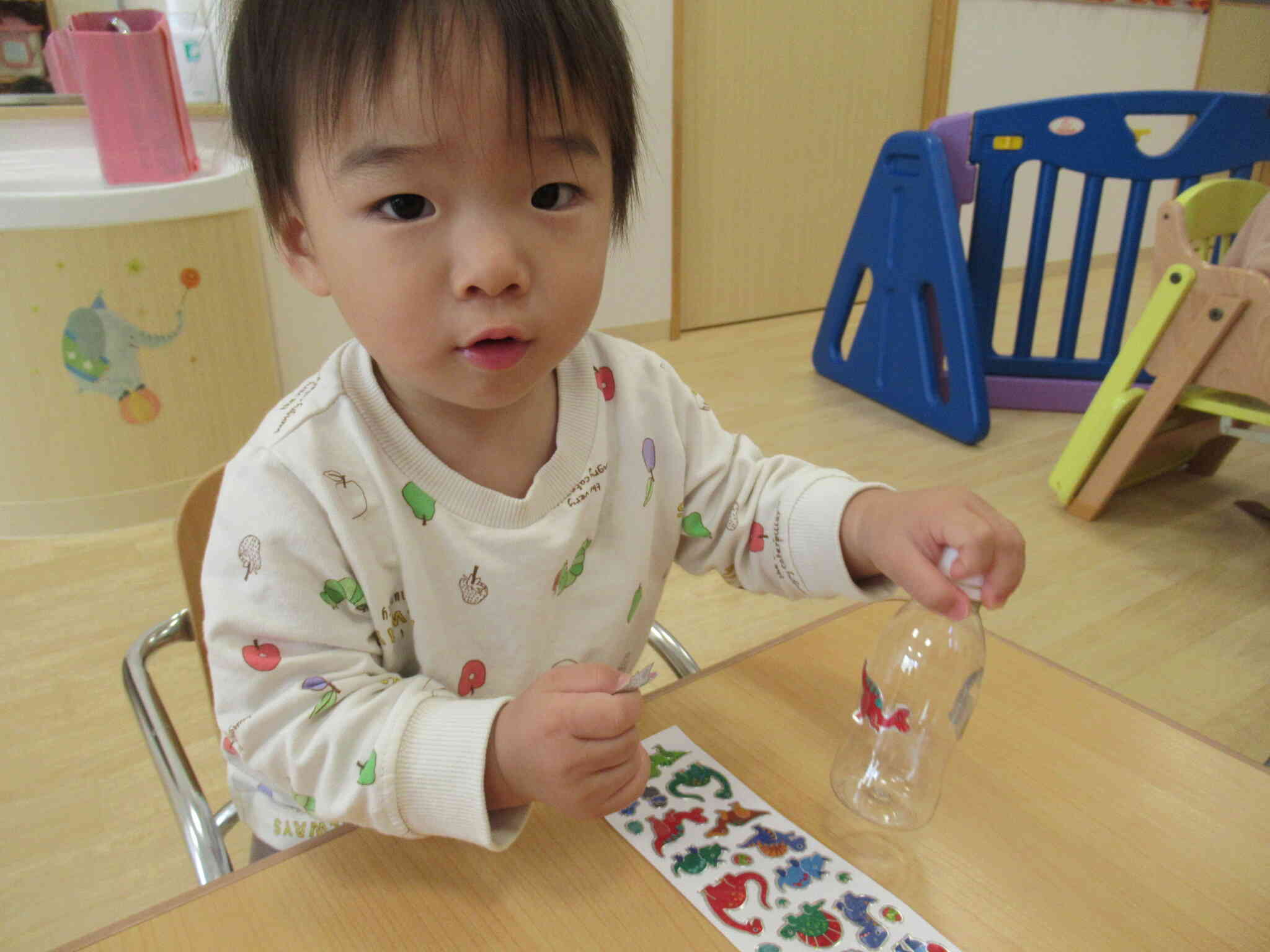 ペタペタ シール貼り楽しいね！（ひよこ組）