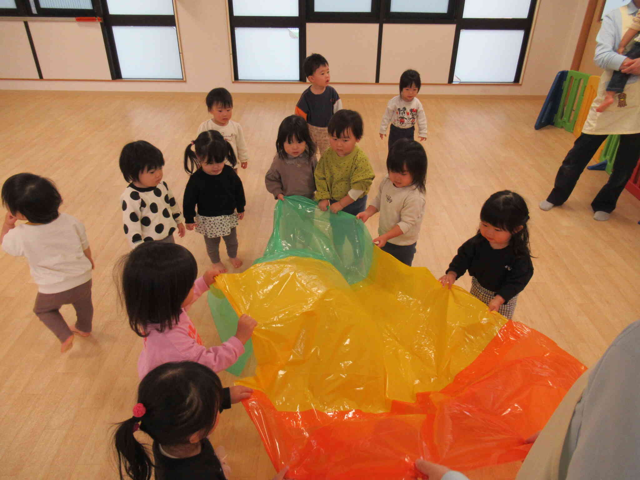 みんなで力を合わせて持ってみよう