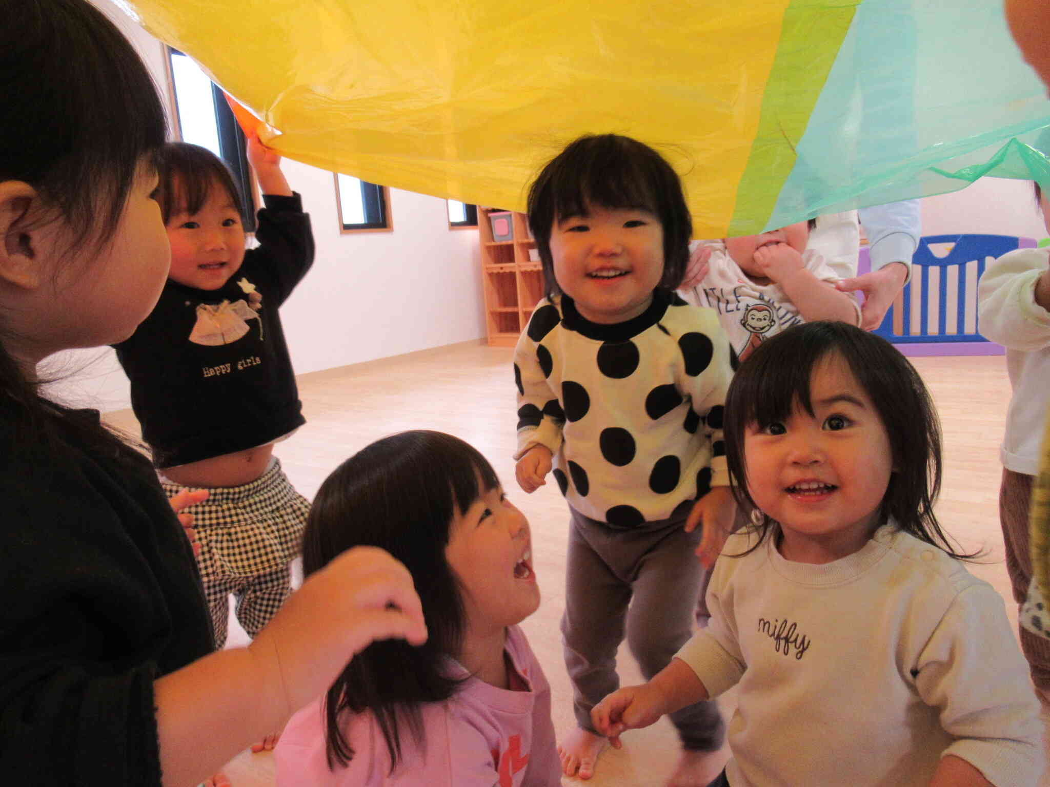 手づくりバルーンで遊んだよ♪(1歳児・あひる組)