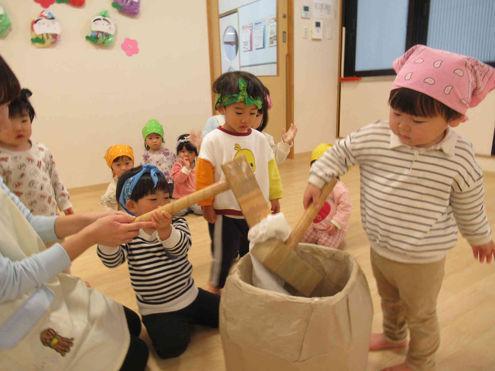 お餅つきごっこをしたよ♪(1歳児・あひる組)