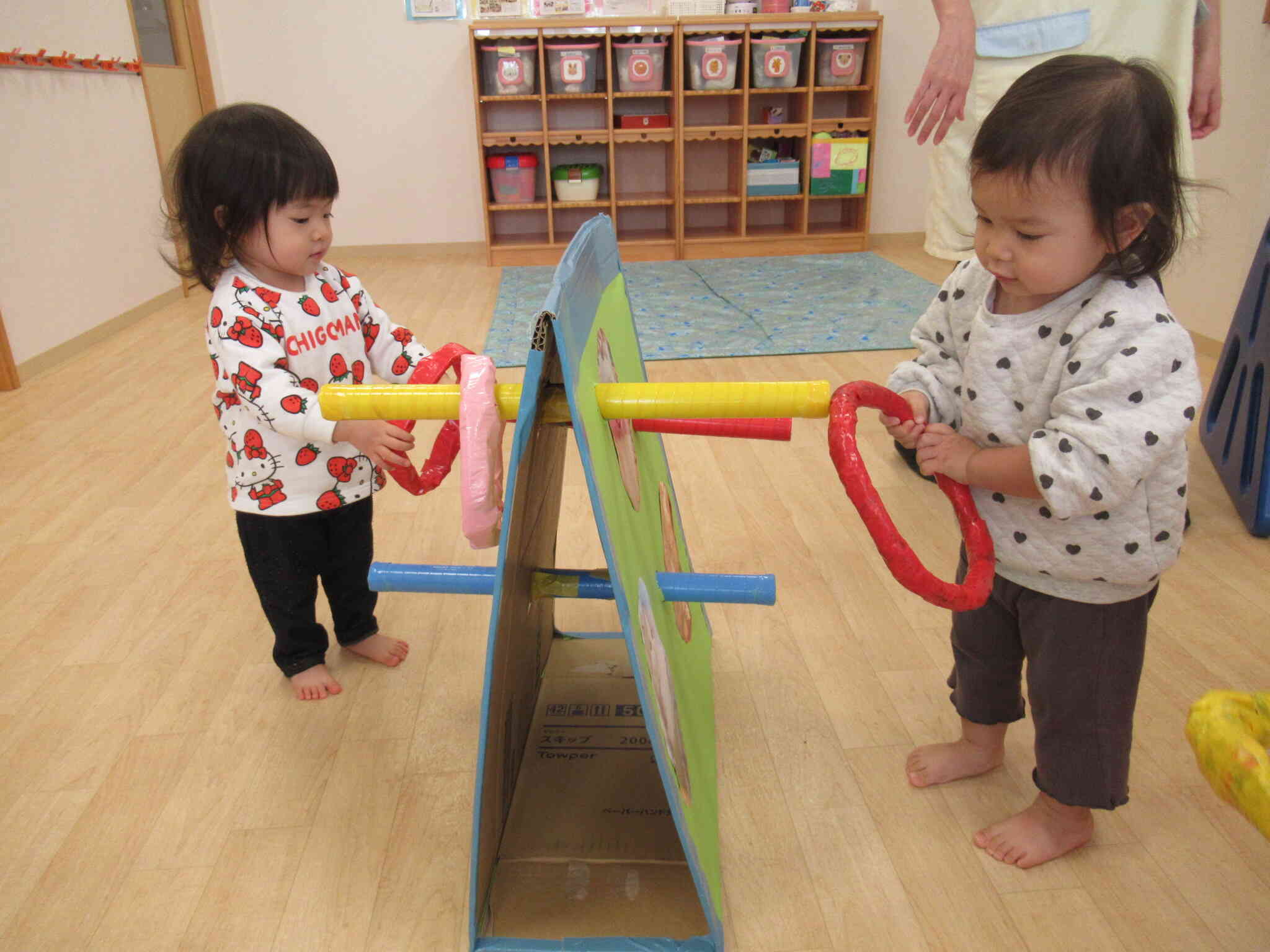 輪っかをゆっくり引っかけてね。