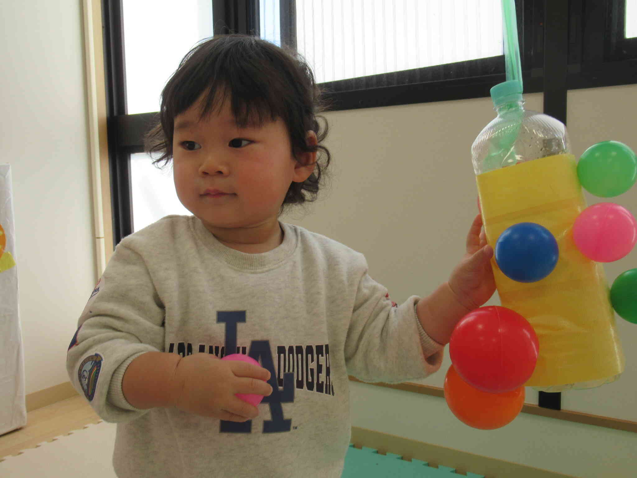 ペットボトルが手にくっついちゃったね！