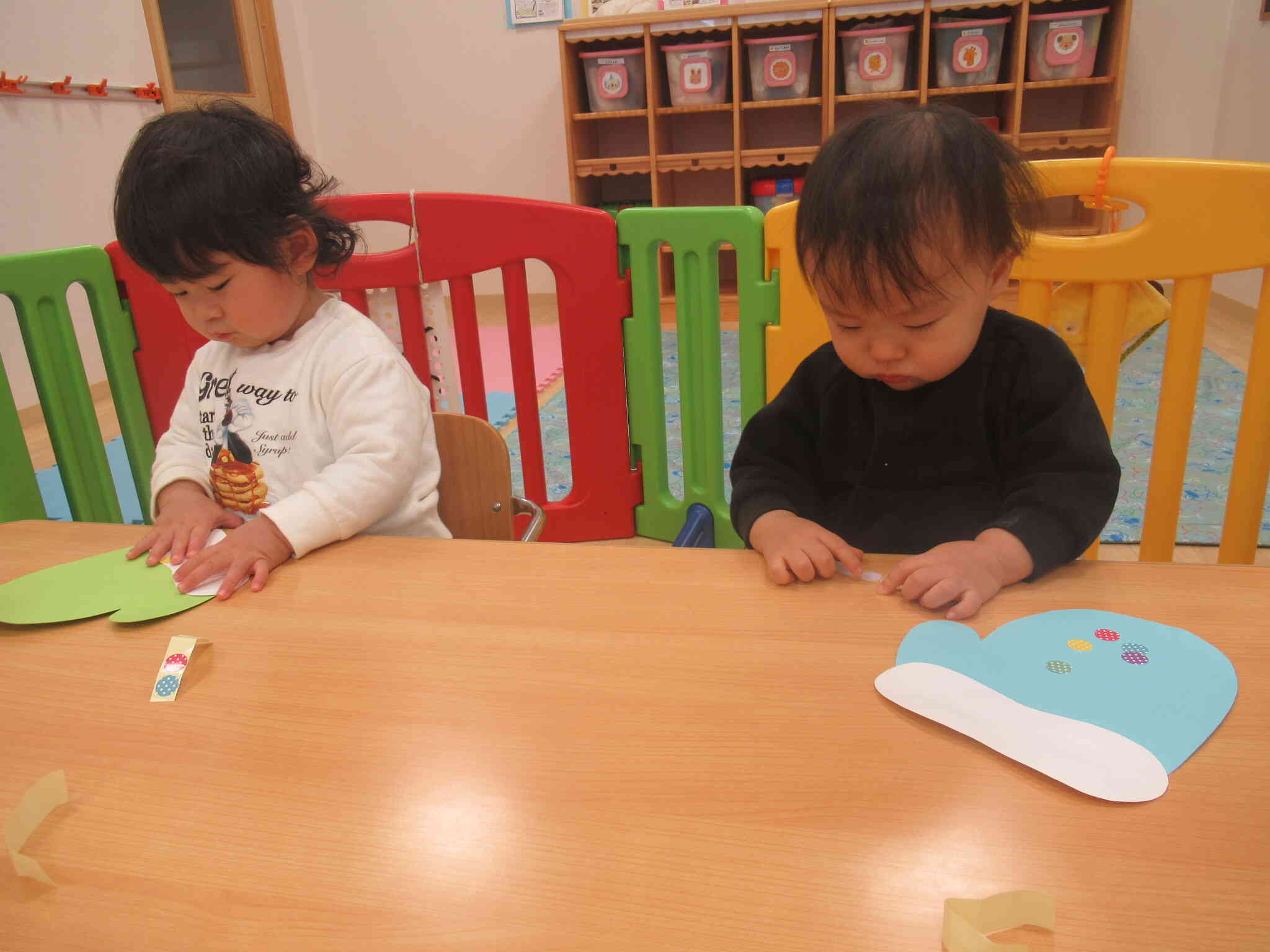 どこに貼ろうかとても真剣です！