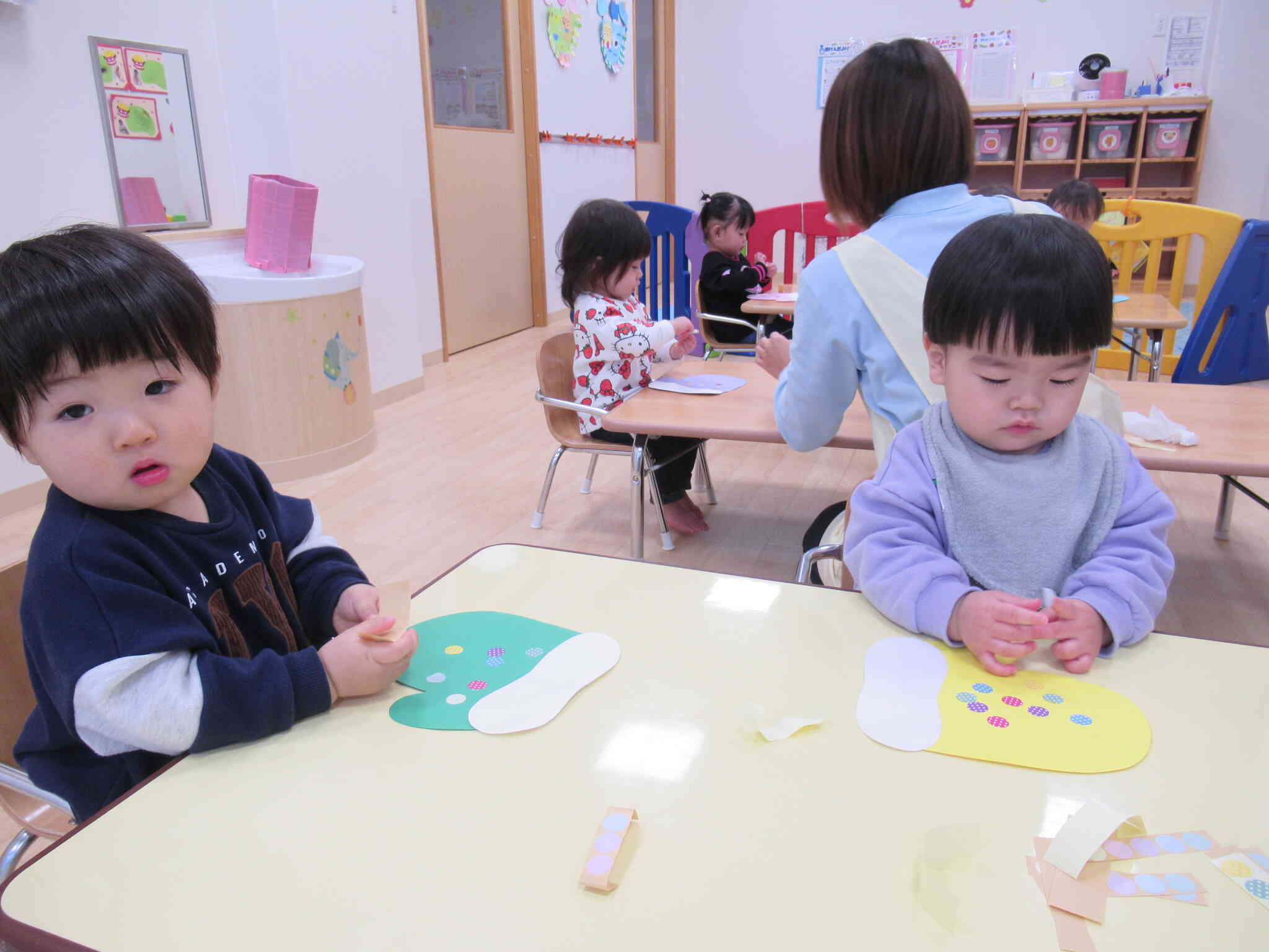 ペタペタ貼って夢中だね。