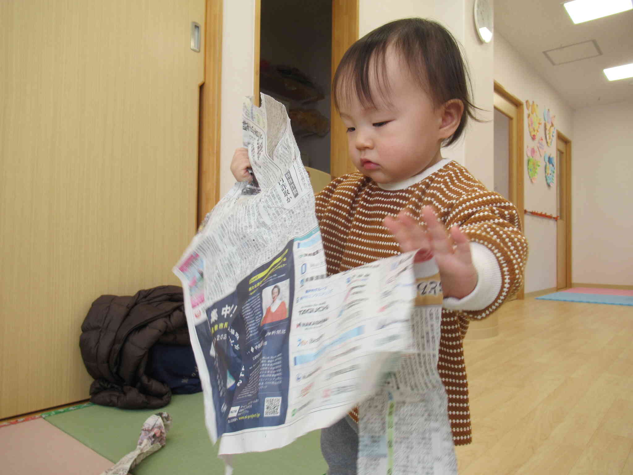 新聞紙であそんだよ（ひよこ組）