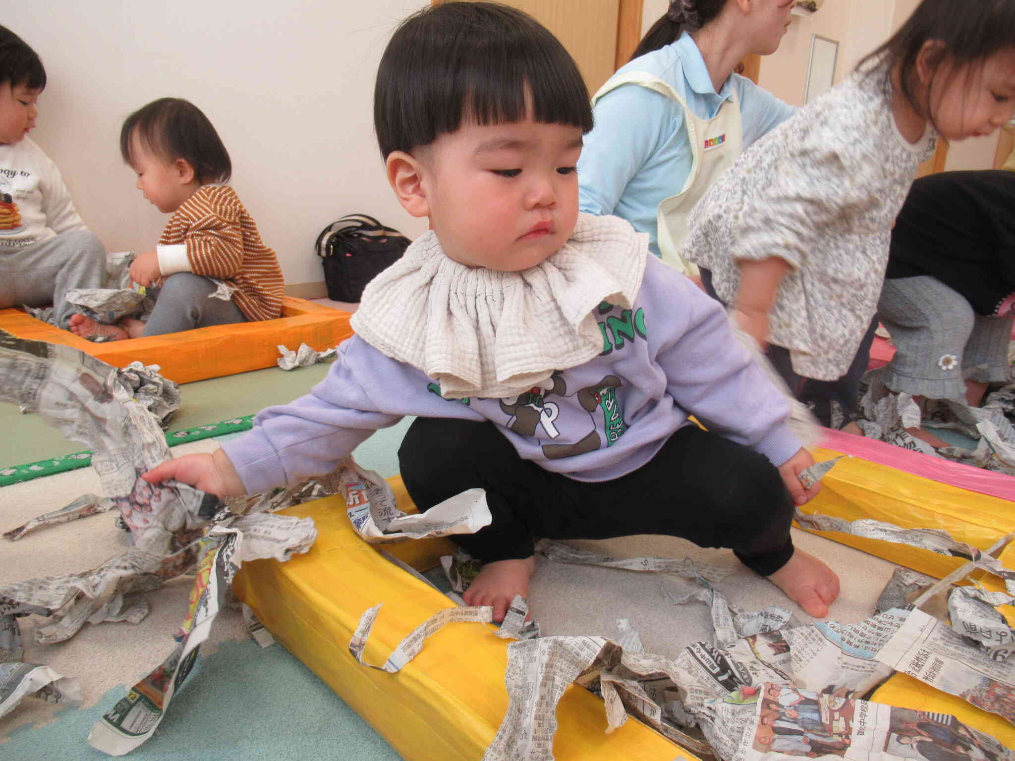 新聞紙のお風呂で遊んだよ。