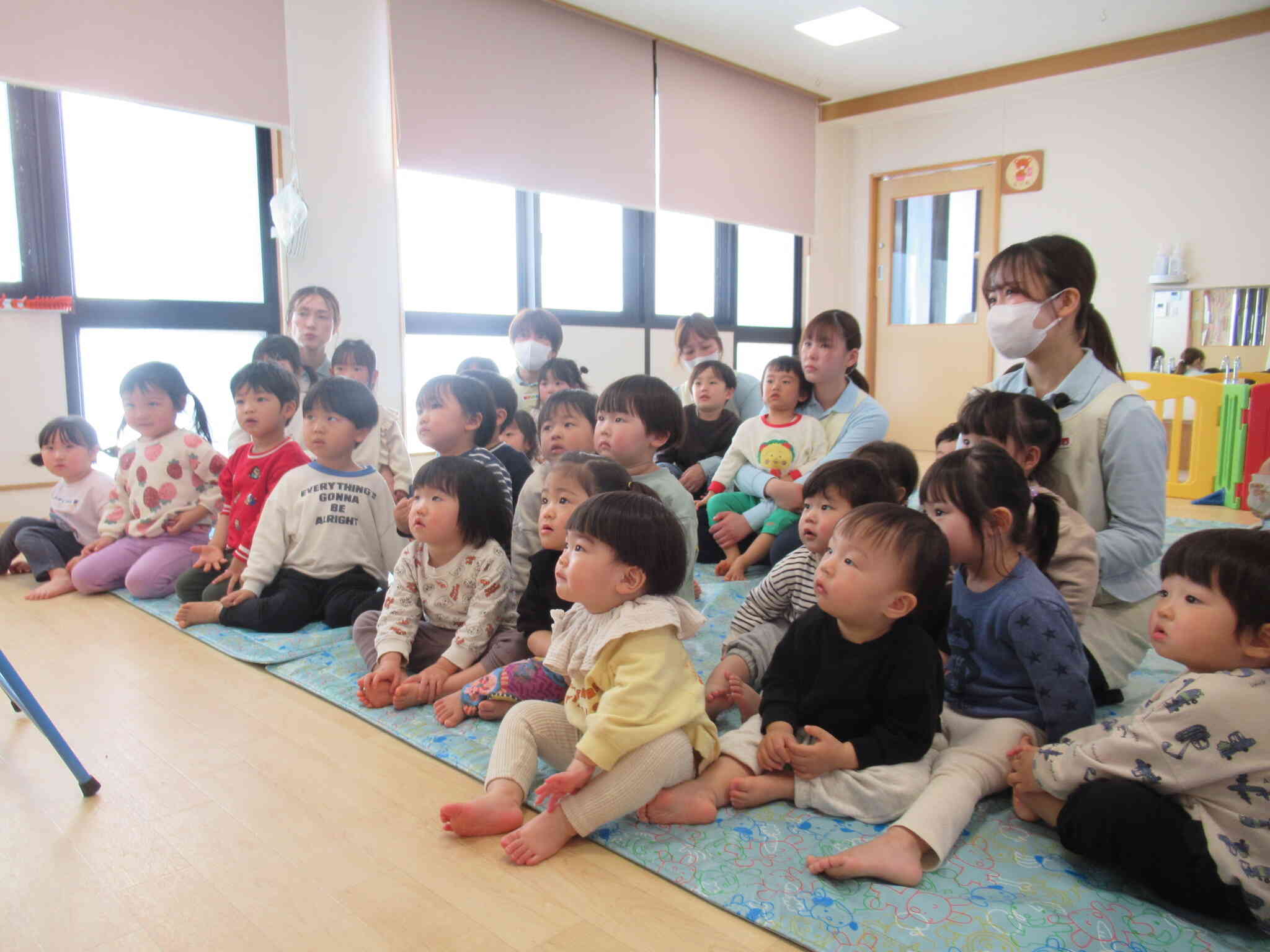 一緒に歌をうたって手袋シアターを楽しんでいましたよ。