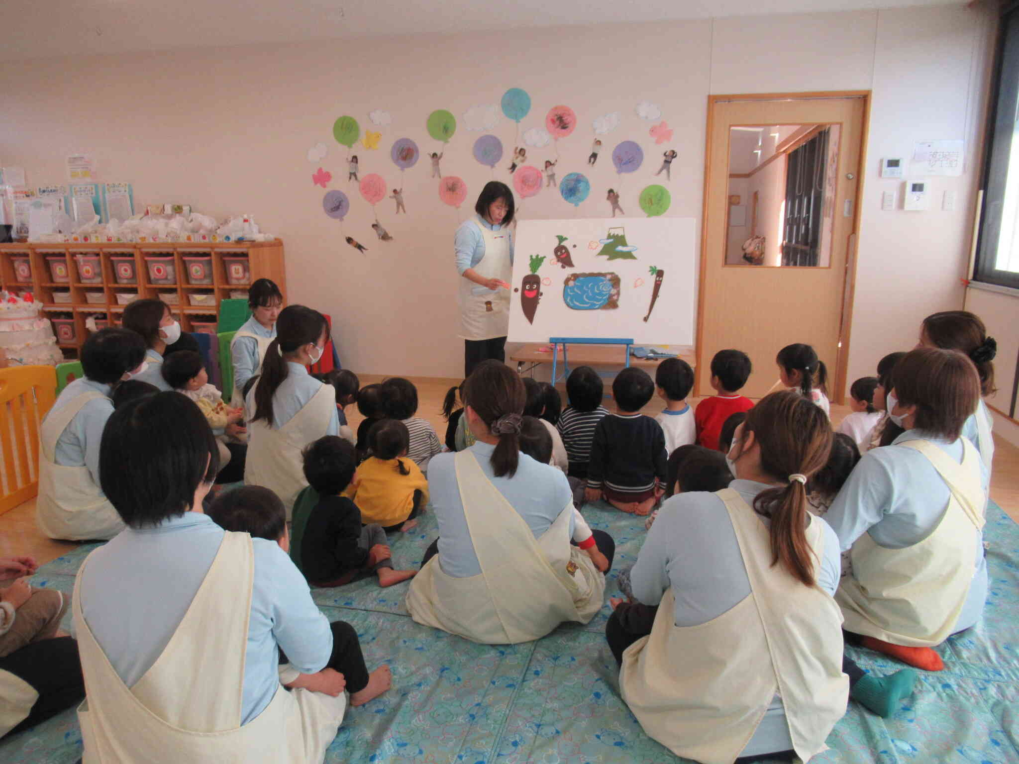 お楽しみのパネルシアターに夢中でした。