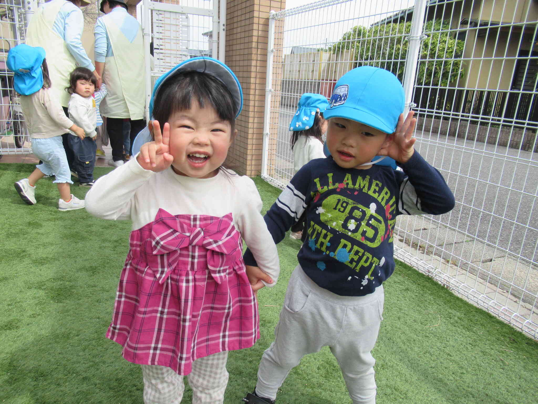「てをつなごう」「いいよー」と最近手をつなぐことが流行ってます！