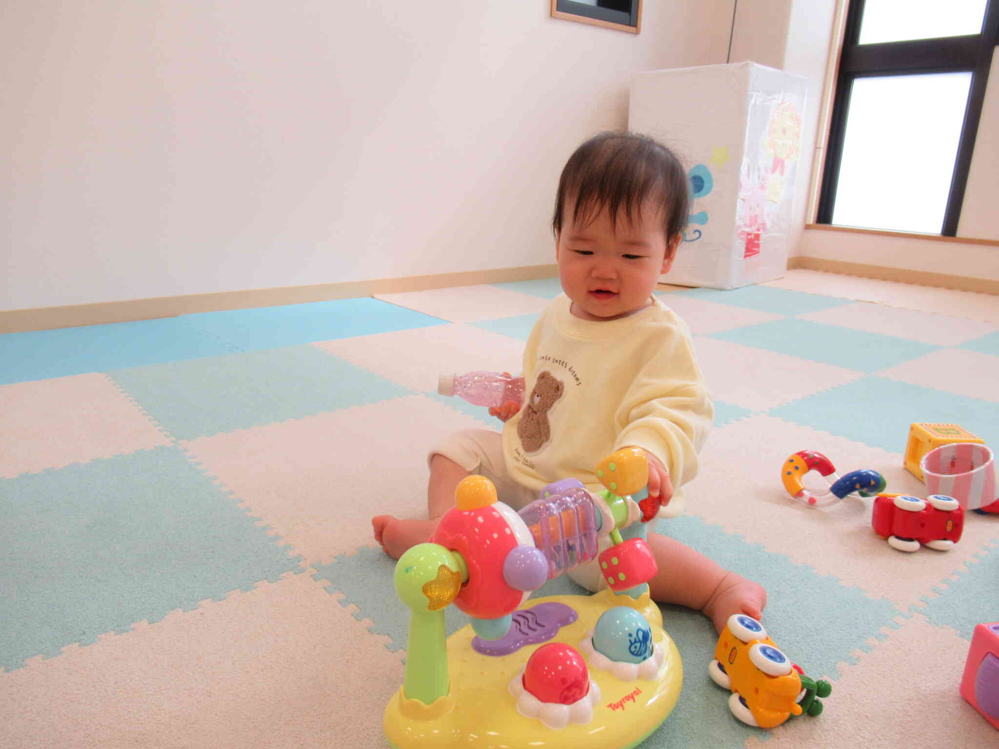 音の鳴るおもちゃに興味津々！
