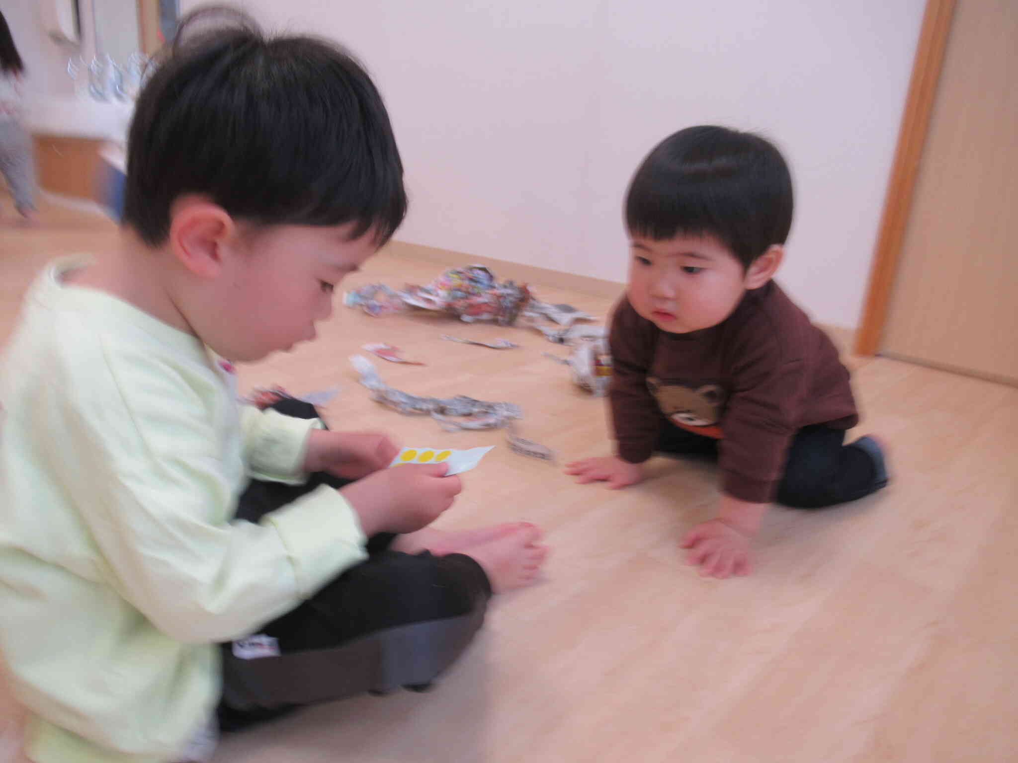 なにができるのかな？？と真剣な表情で見守るH君