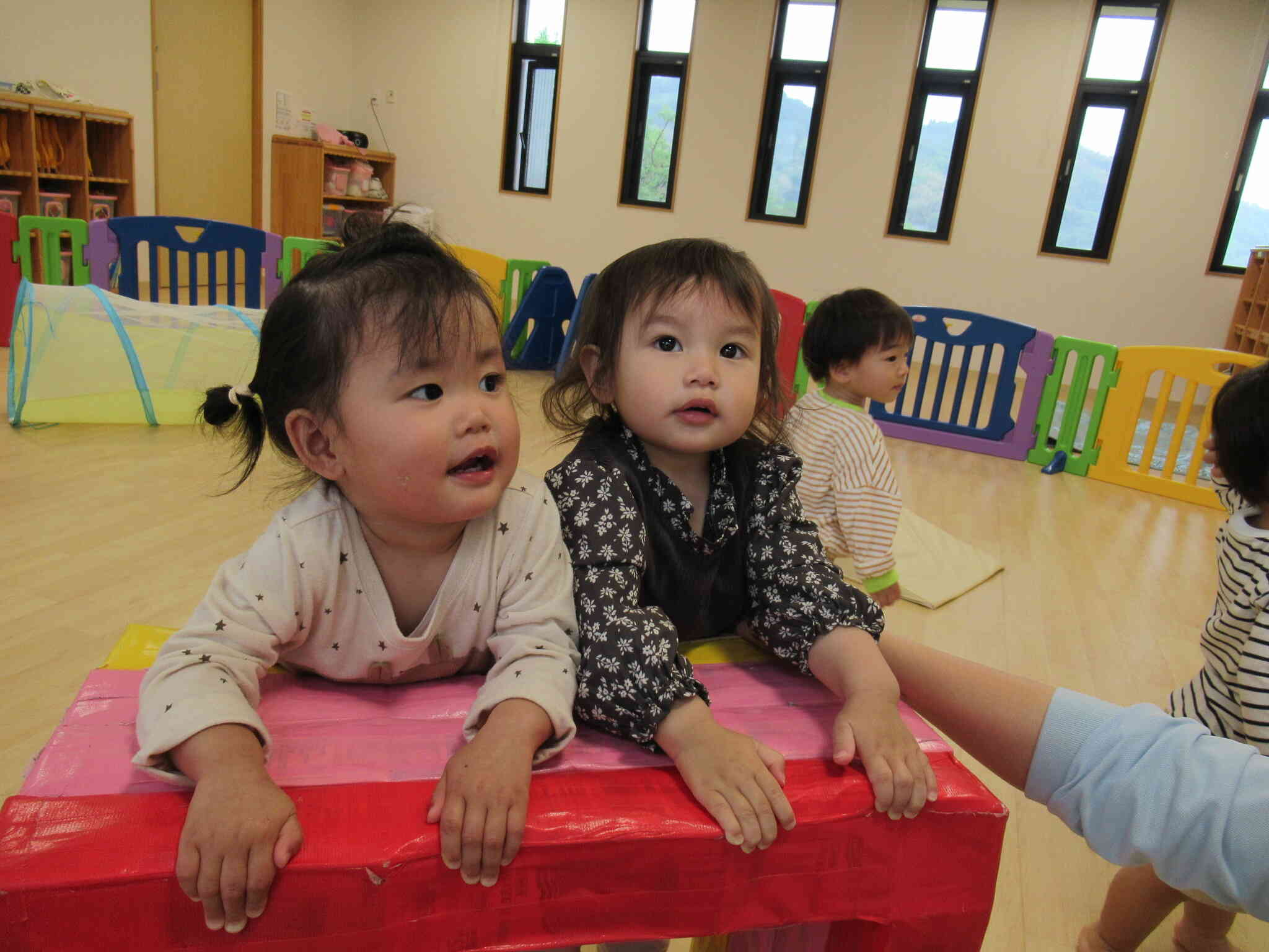 体を動かして遊んだよ♬～あひる組1歳児～
